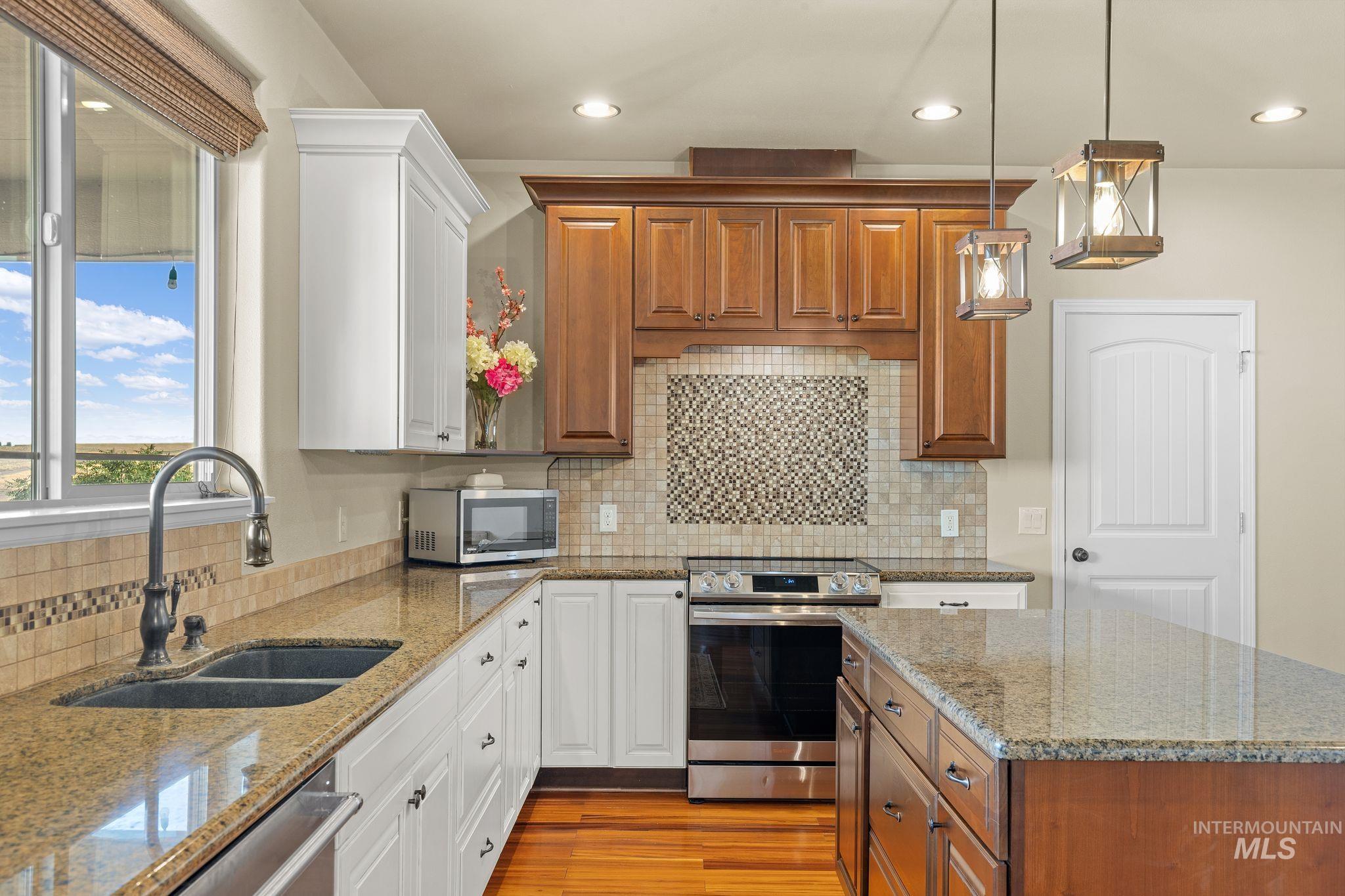 999 Amity Lane, Clarkston, Washington 99403, 5 Bedrooms, 4 Bathrooms, Residential For Sale, Price $995,000,MLS 98998732