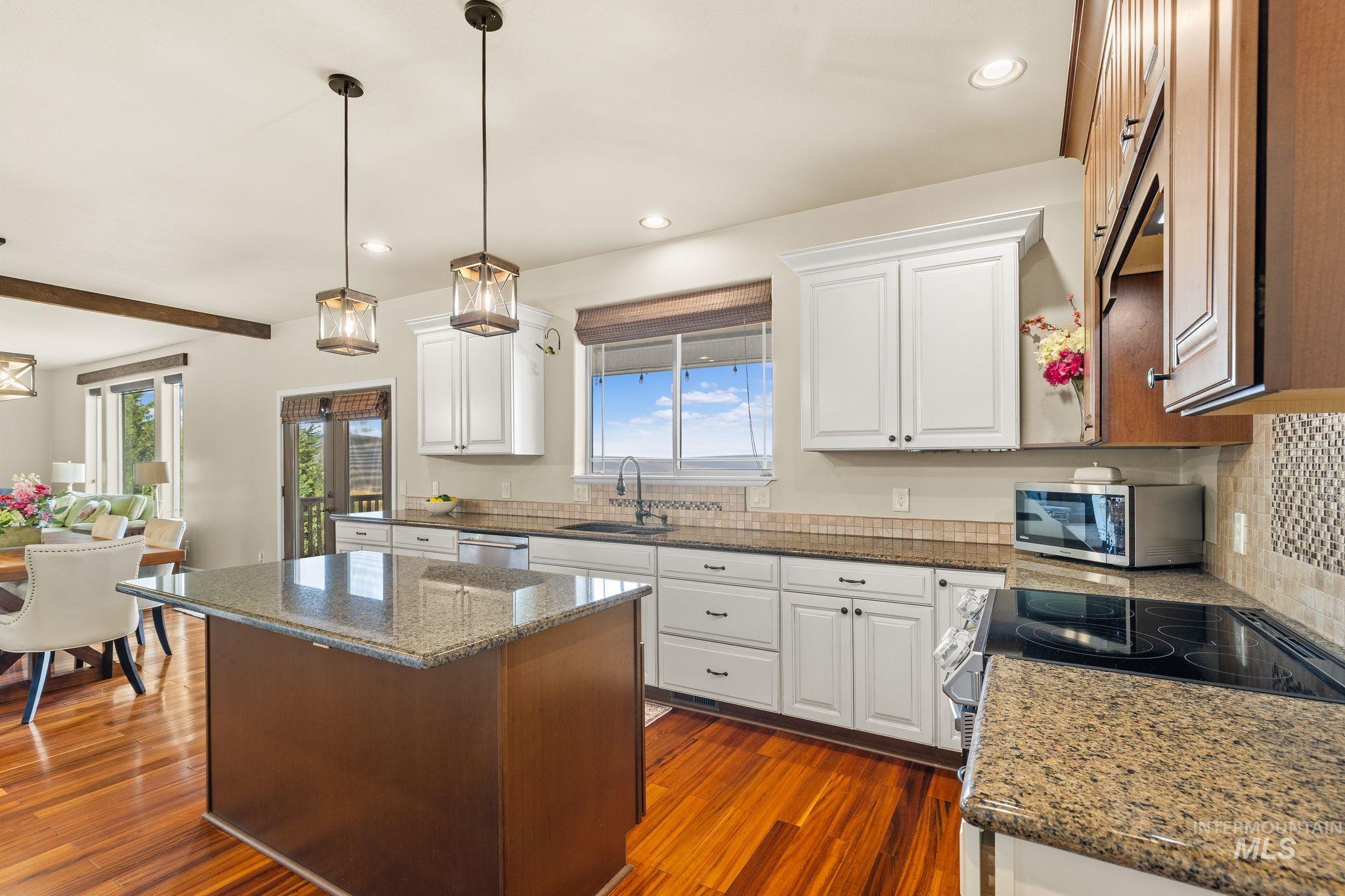 999 Amity Lane, Clarkston, Washington 99403, 5 Bedrooms, 4 Bathrooms, Residential For Sale, Price $995,000,MLS 98998732