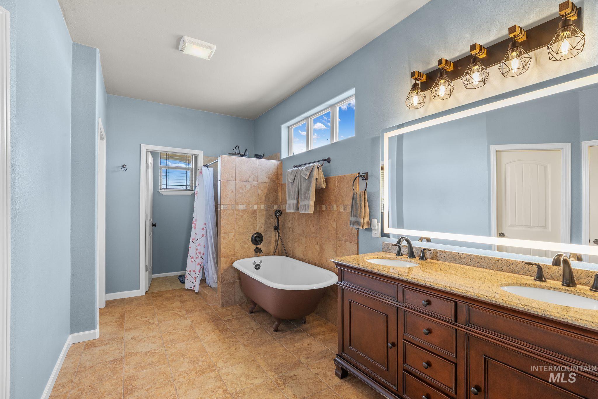 999 Amity Lane, Clarkston, Washington 99403, 5 Bedrooms, 4 Bathrooms, Residential For Sale, Price $995,000,MLS 98998732