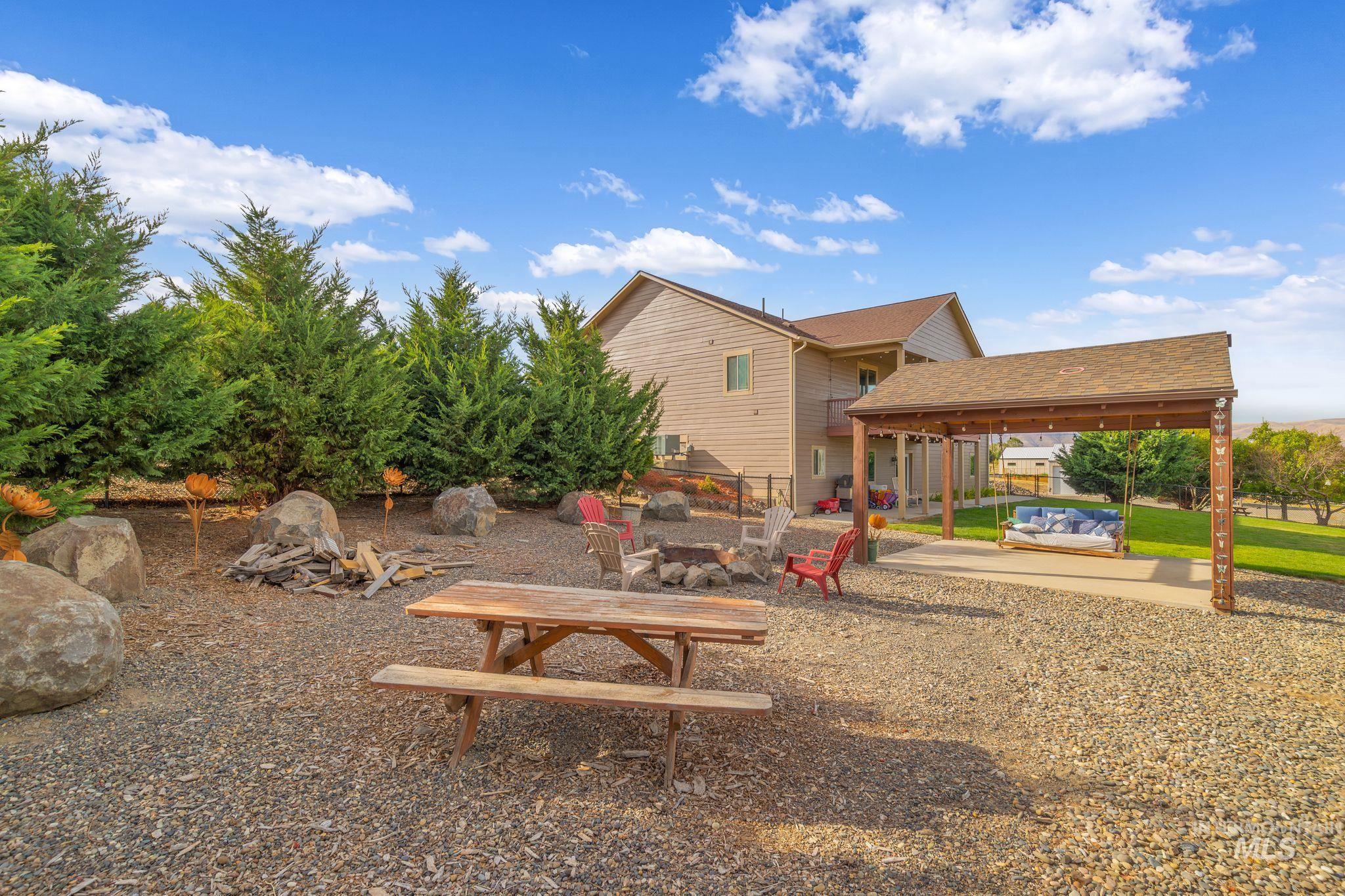 999 Amity Lane, Clarkston, Washington 99403, 5 Bedrooms, 4 Bathrooms, Residential For Sale, Price $995,000,MLS 98998732