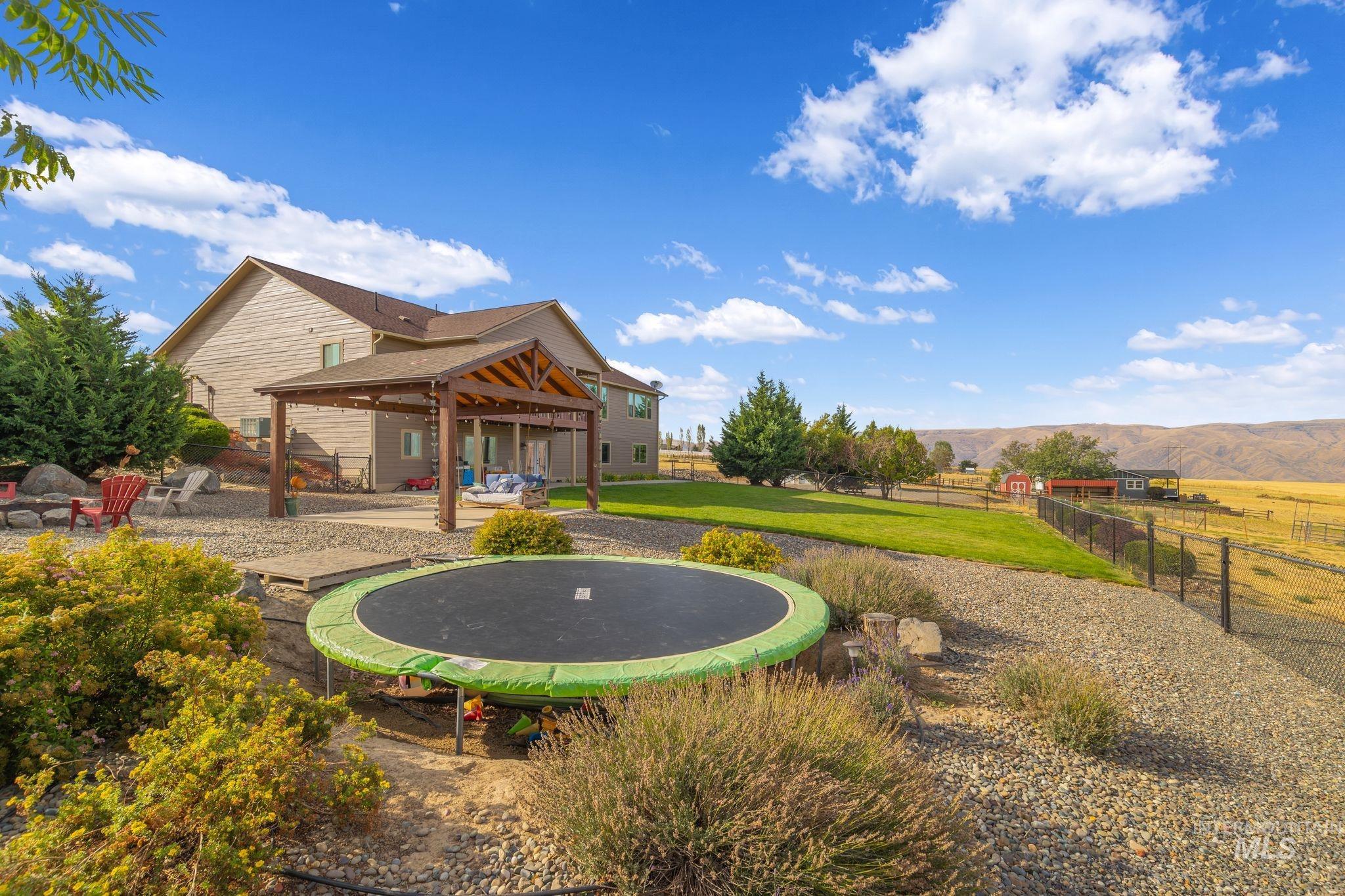 999 Amity Lane, Clarkston, Washington 99403, 5 Bedrooms, 4 Bathrooms, Residential For Sale, Price $995,000,MLS 98998732
