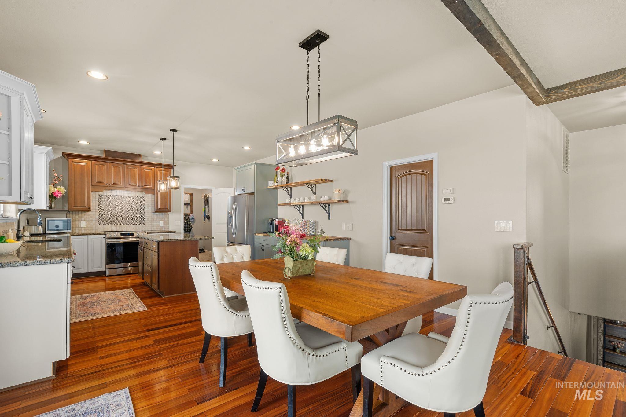 999 Amity Lane, Clarkston, Washington 99403, 5 Bedrooms, 4 Bathrooms, Residential For Sale, Price $995,000,MLS 98998732