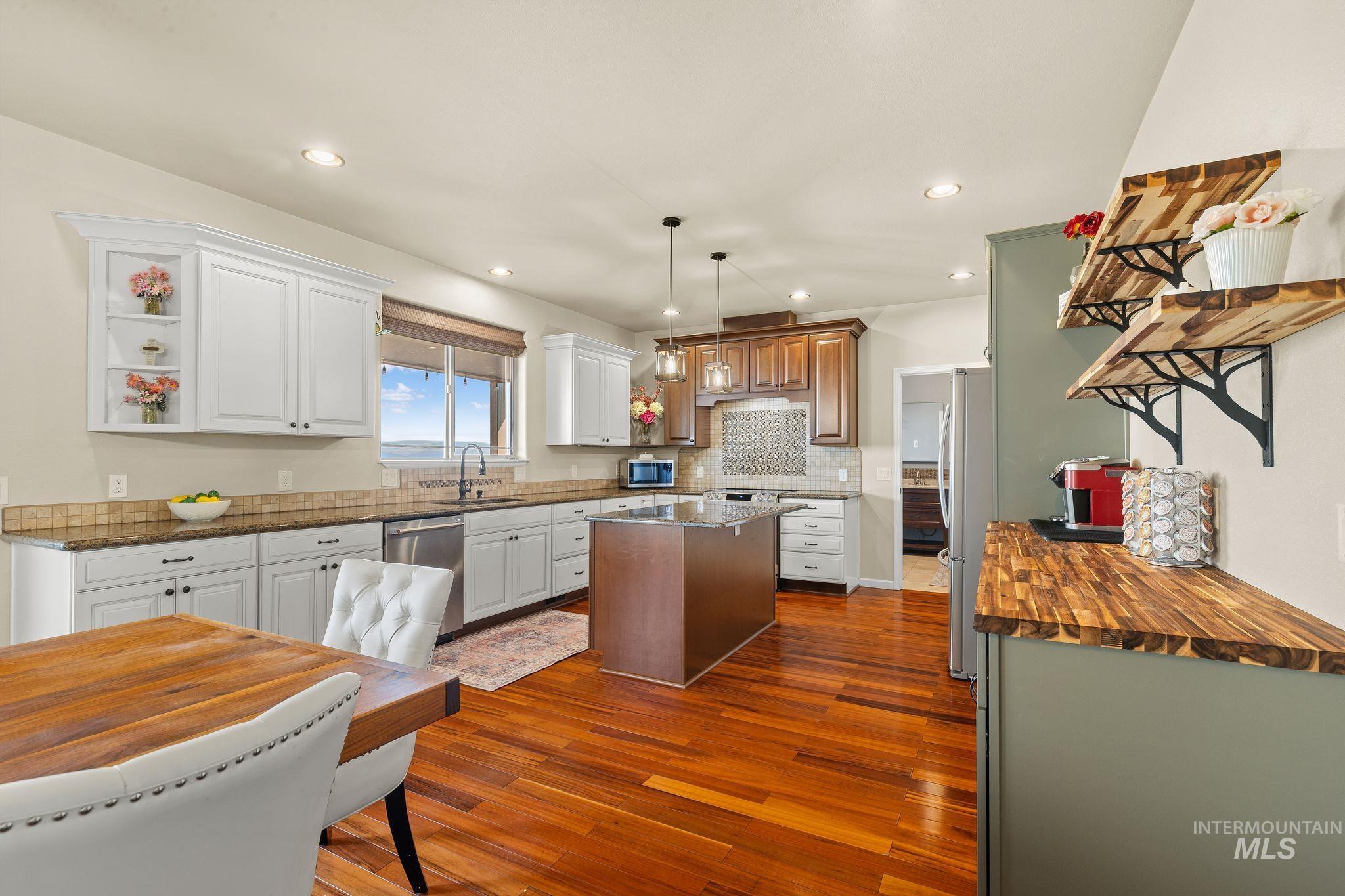 999 Amity Lane, Clarkston, Washington 99403, 5 Bedrooms, 4 Bathrooms, Residential For Sale, Price $995,000,MLS 98998732