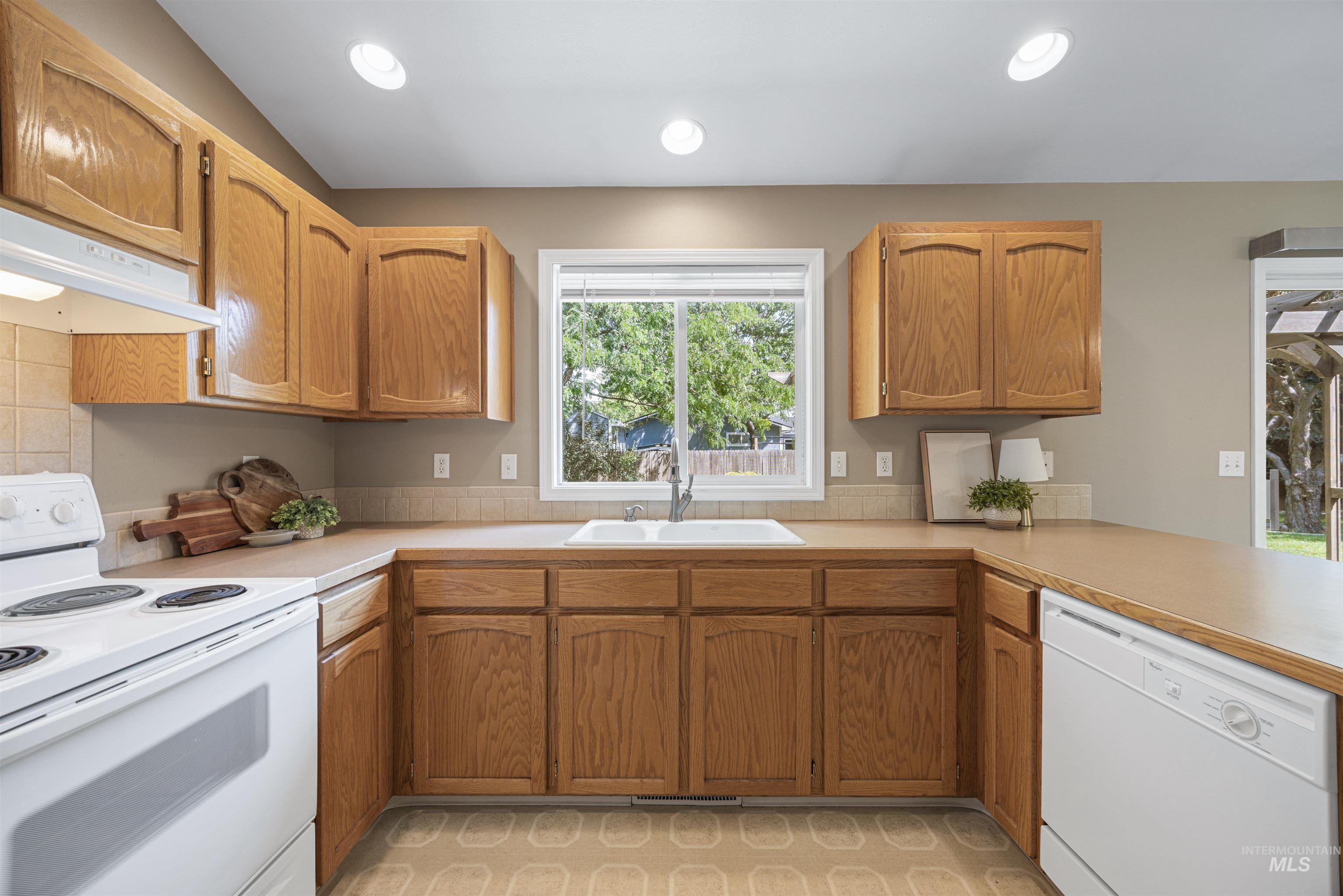 5522 S Santa Cruz, Boise, Idaho 83709, 3 Bedrooms, 2 Bathrooms, Residential For Sale, Price $450,000, 98998770