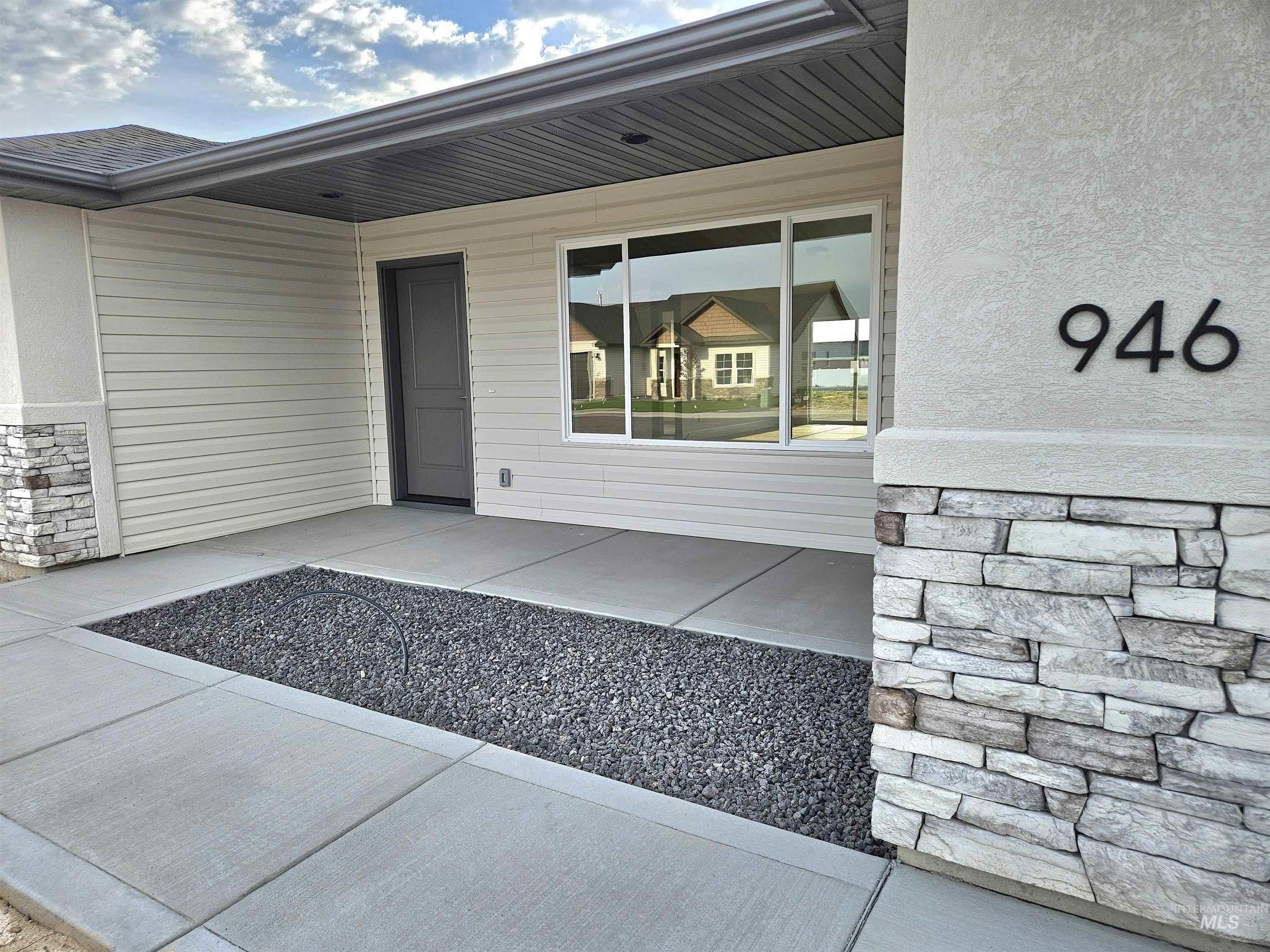 946 Tunnel Street, Twin Falls, Idaho 83301, 4 Bedrooms, 2 Bathrooms, Residential For Sale, Price $425,000, 98998784