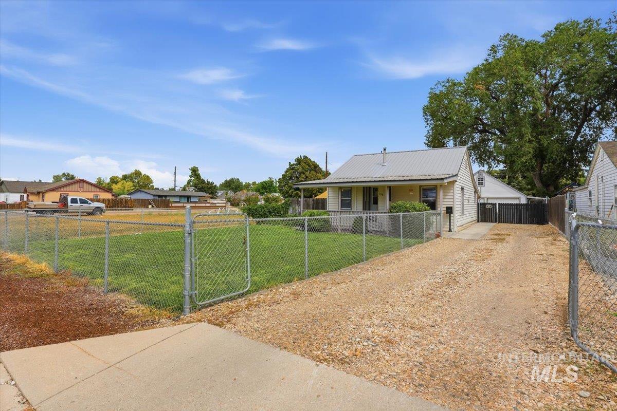 308 S Garland St, Nampa, Idaho 83686, 4 Bedrooms, 2 Bathrooms, Residential For Sale, Price $374,900, 98998791