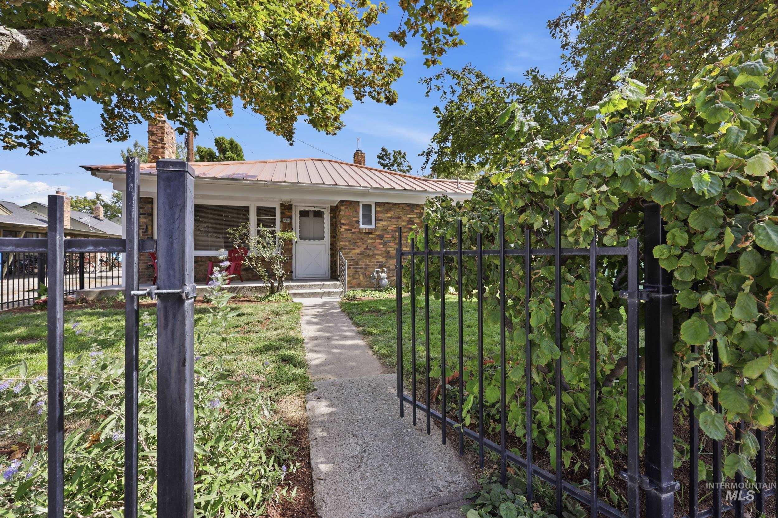 824 S Robert St., Boise, Idaho 83705, 2 Bedrooms, 1 Bathroom, Residential For Sale, Price $399,900, 98998796