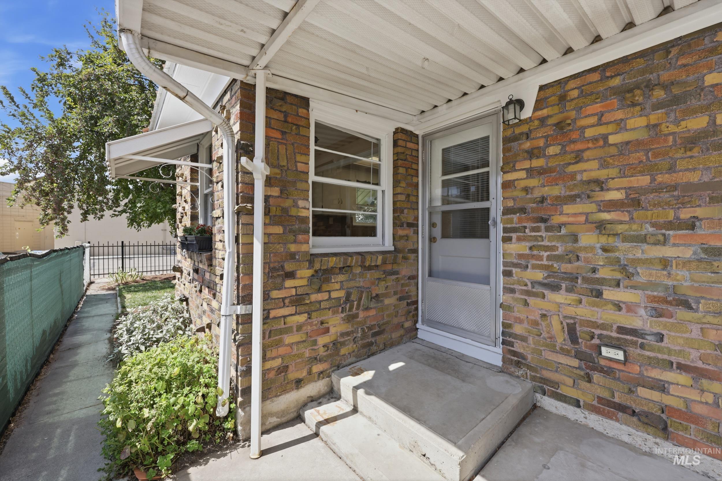 824 S Robert St., Boise, Idaho 83705, 2 Bedrooms, 1 Bathroom, Residential For Sale, Price $399,900, 98998796
