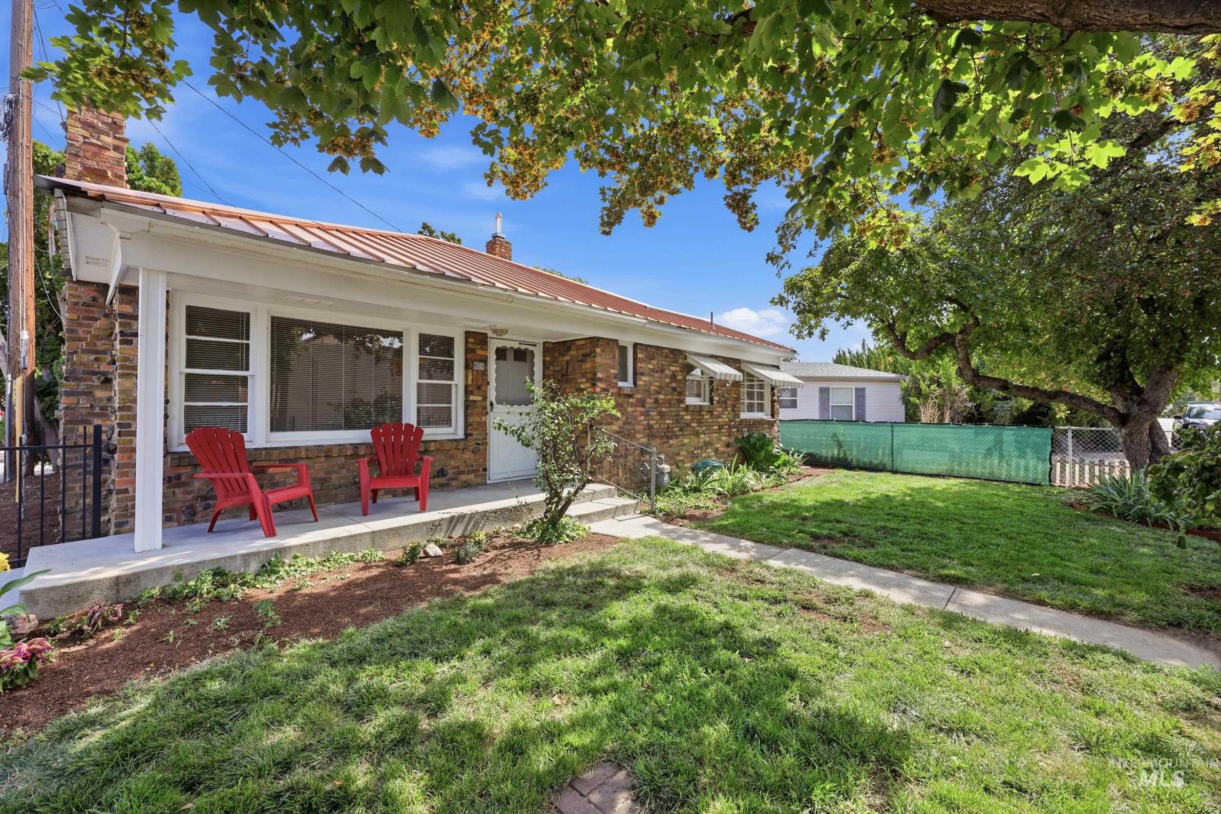 824 S Robert St., Boise, Idaho 83705, 2 Bedrooms, 1 Bathroom, Residential For Sale, Price $399,900, 98998796