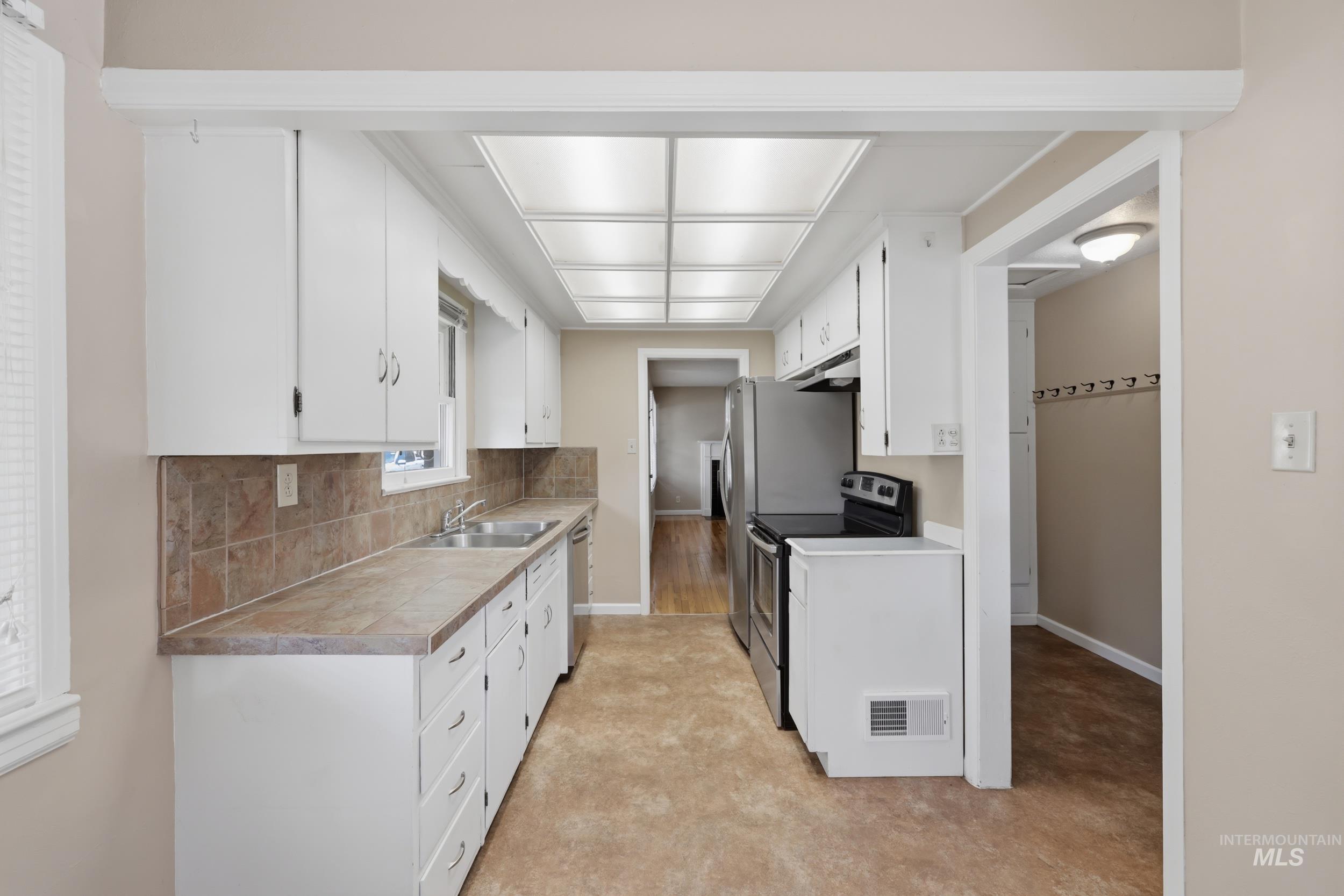 824 S Robert St., Boise, Idaho 83705, 2 Bedrooms, 1 Bathroom, Residential For Sale, Price $399,900, 98998796