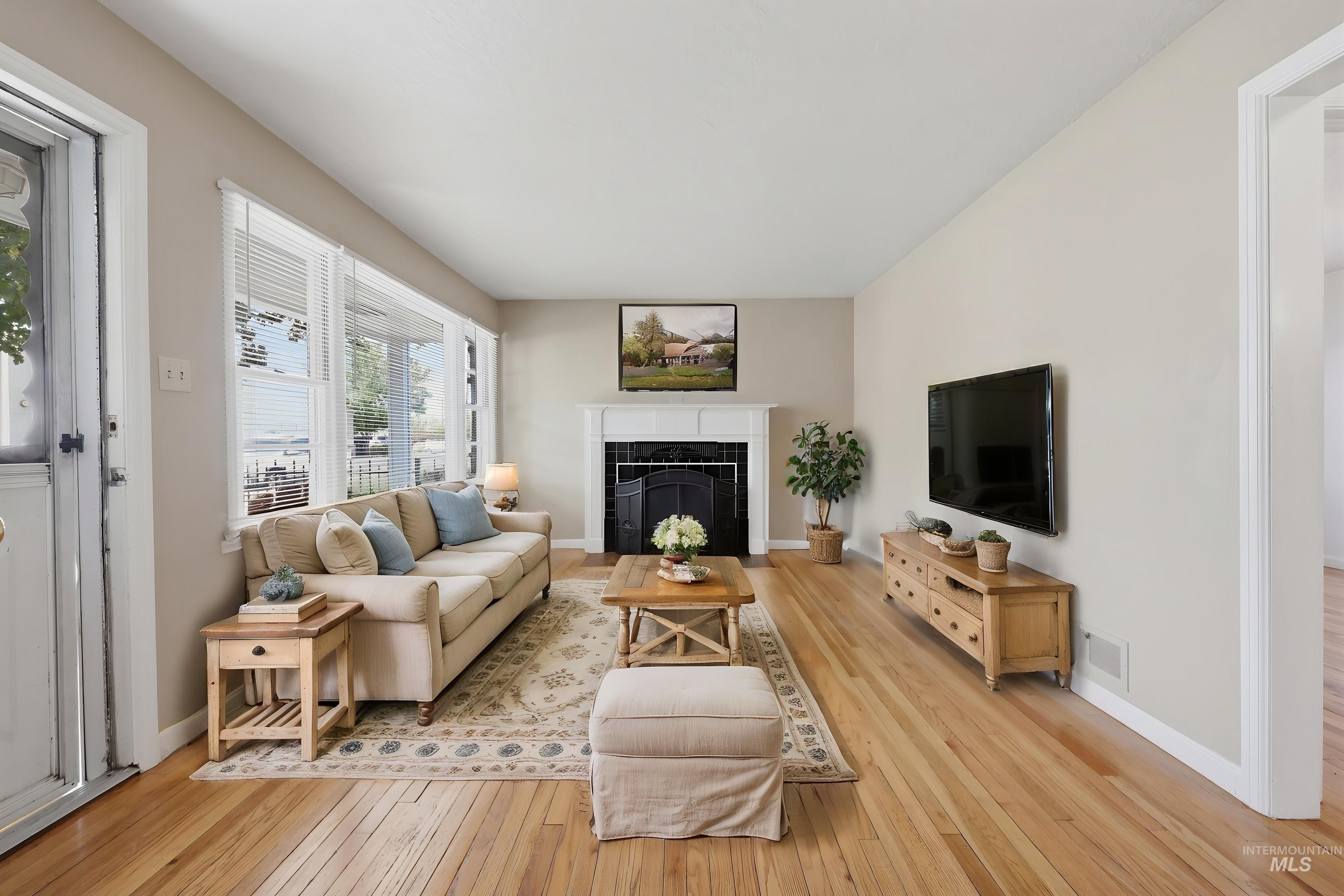 824 S Robert St., Boise, Idaho 83705, 2 Bedrooms, 1 Bathroom, Residential For Sale, Price $399,900, 98998796