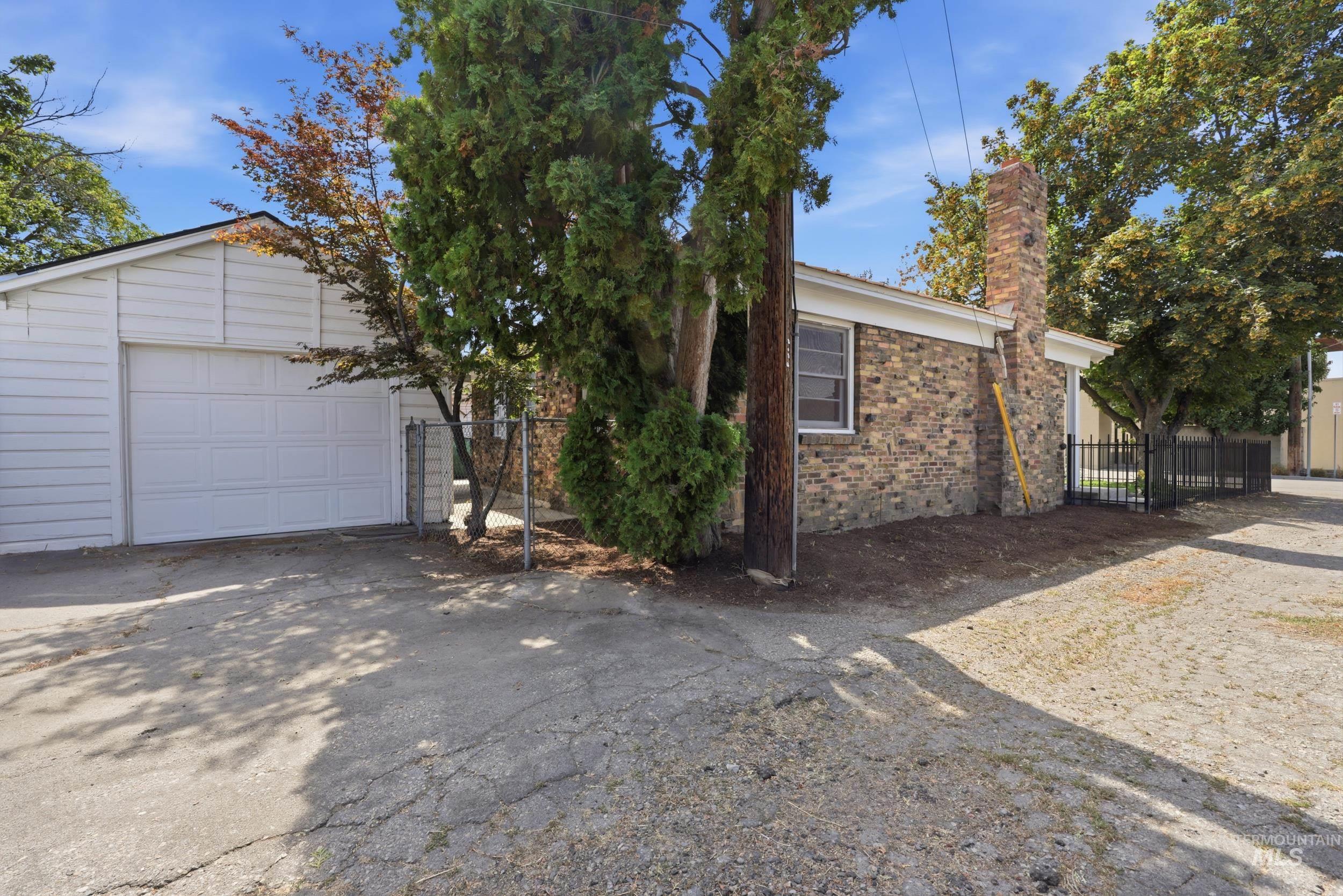 824 S Robert St., Boise, Idaho 83705, 2 Bedrooms, 1 Bathroom, Residential For Sale, Price $399,900, 98998796