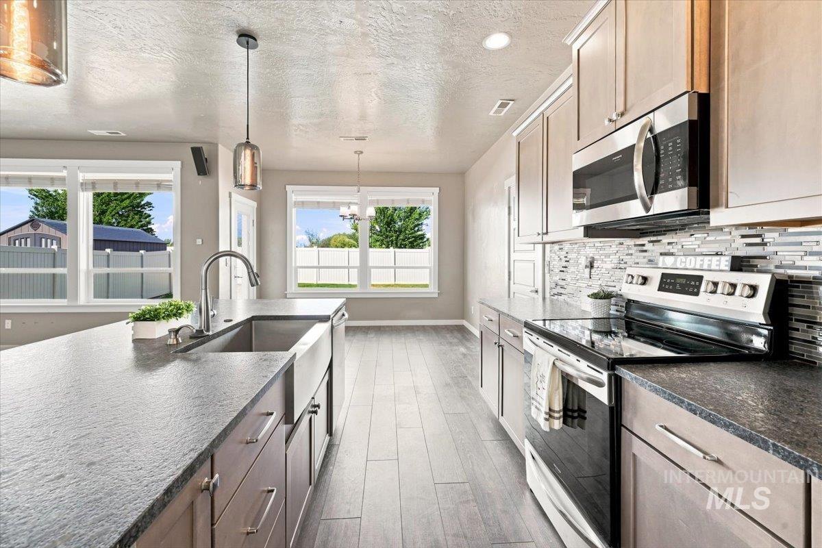 8873 S Royal Gala Ave., Kuna, Idaho 83634, 5 Bedrooms, 2.5 Bathrooms, Residential For Sale, Price $520,000, 98998801