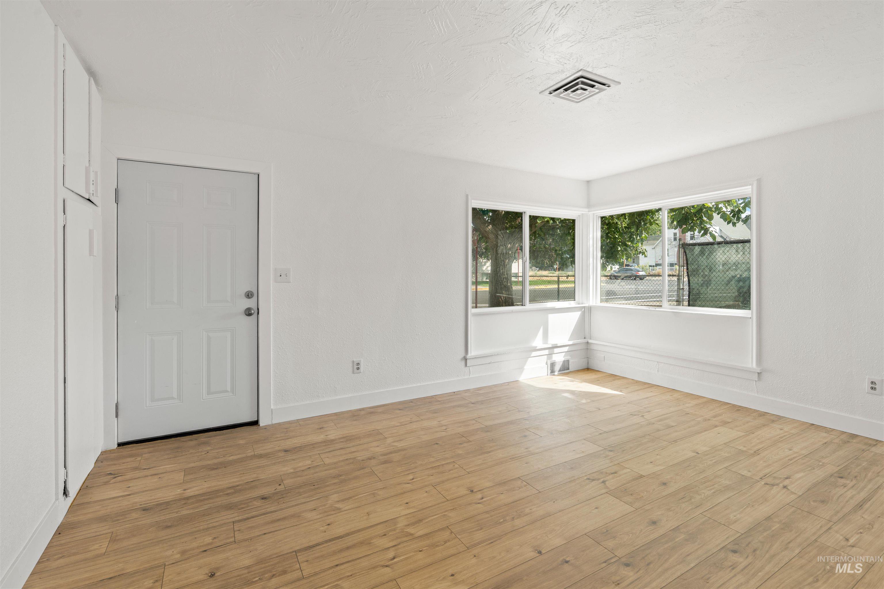 816-818 9th Street, Clarkston, Washington 99403, 2 Bedrooms, 1 Bathroom, Residential Income For Sale, Price $300,000, 98998821