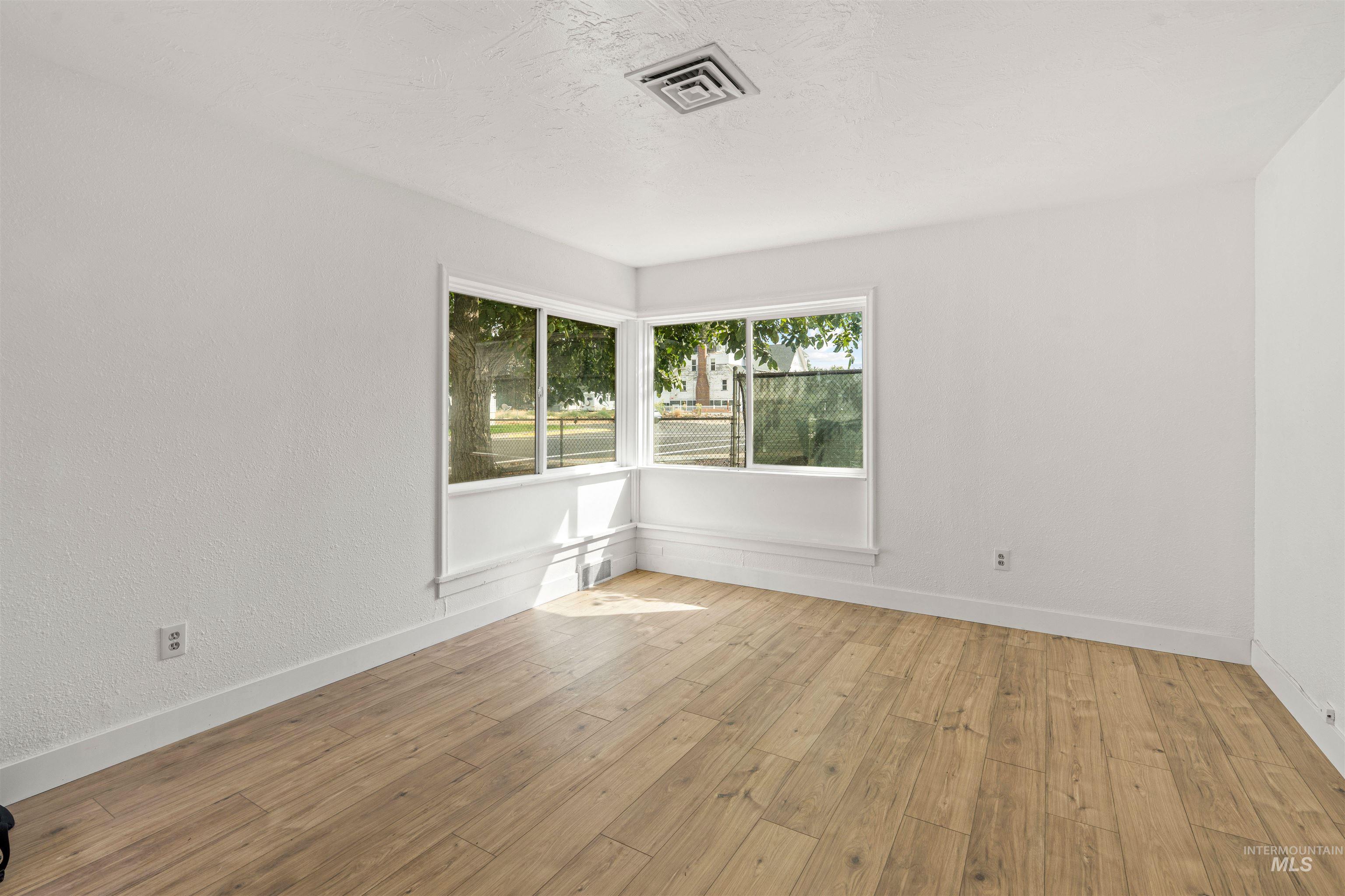 816-818 9th Street, Clarkston, Washington 99403, 2 Bedrooms, 1 Bathroom, Residential Income For Sale, Price $300,000, 98998821