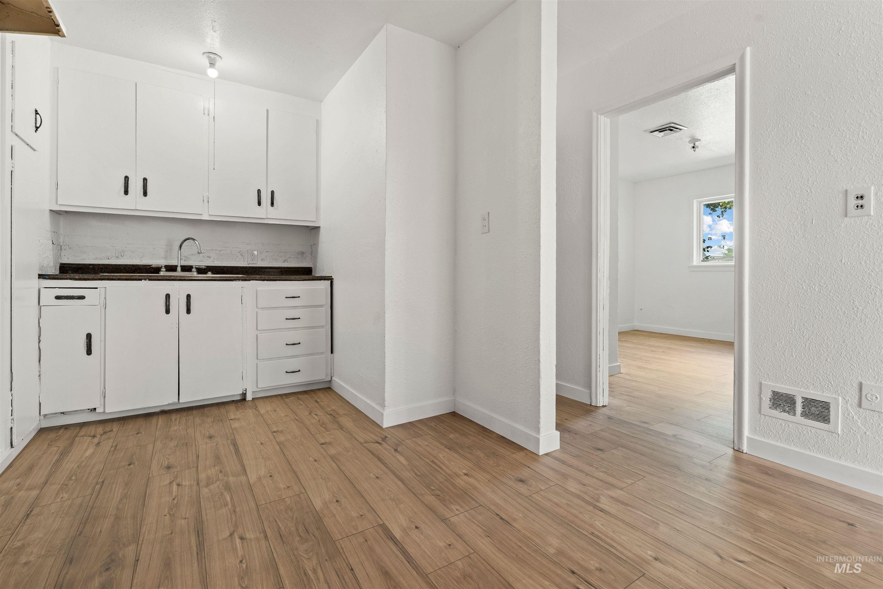 816-818 9th Street, Clarkston, Washington 99403, 2 Bedrooms, 1 Bathroom, Residential Income For Sale, Price $300,000, 98998821
