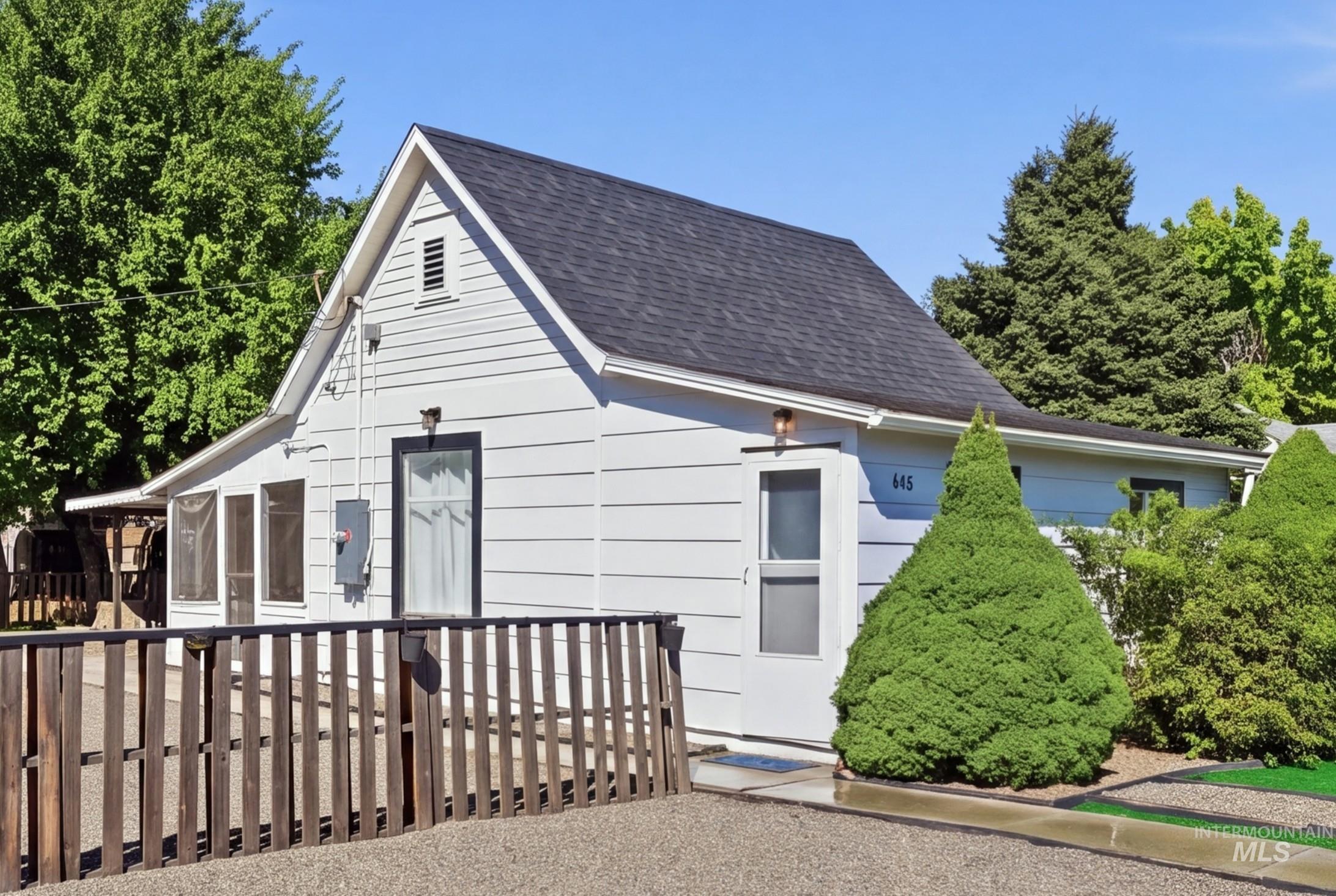 645 N 4Th E, Mountain Home, Idaho 83647, 2 Bedrooms, 1 Bathroom, Residential For Sale, Price $180,000,MLS 98998831