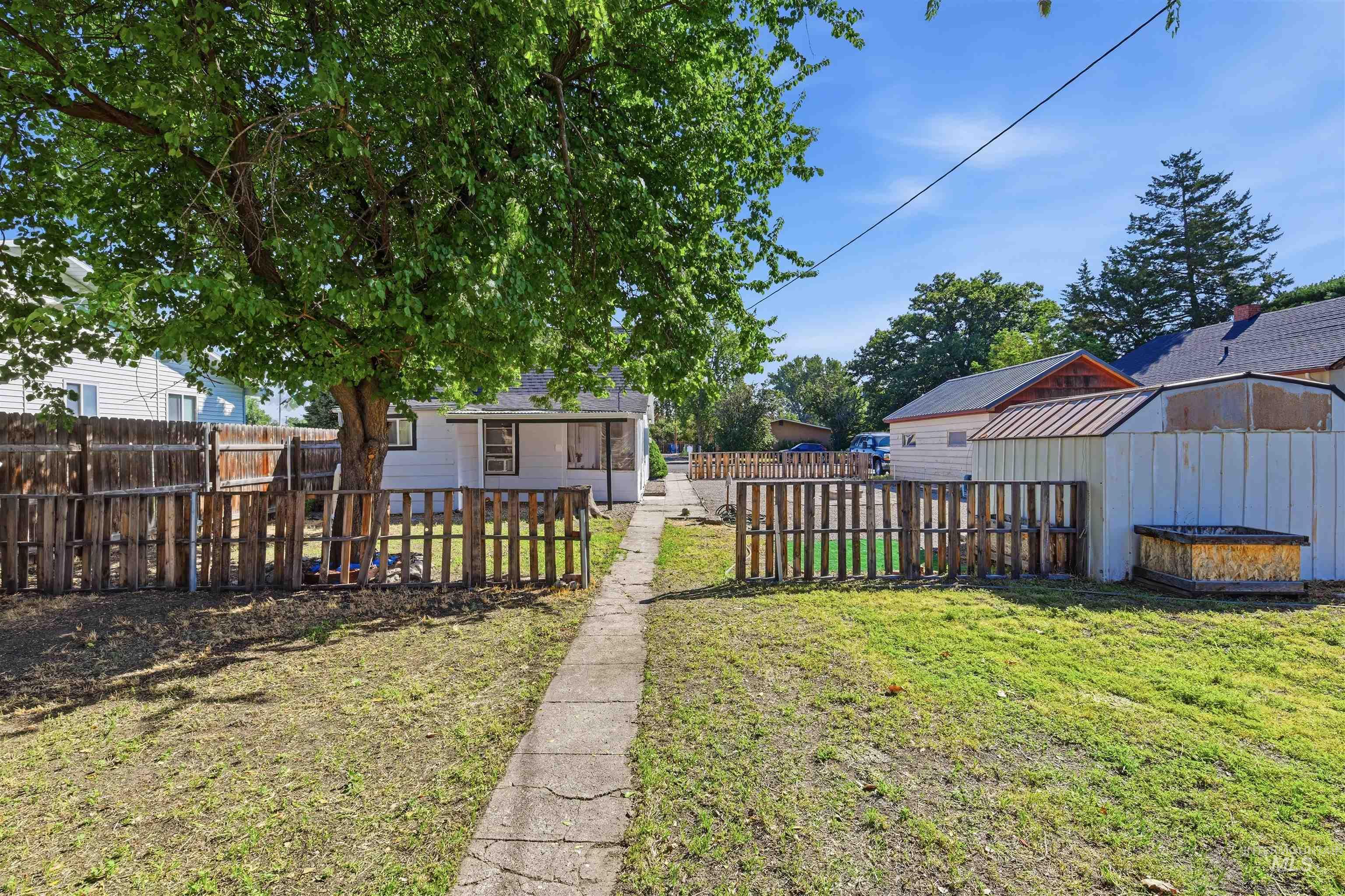 645 N 4Th E, Mountain Home, Idaho 83647, 2 Bedrooms, 1 Bathroom, Residential For Sale, Price $180,000,MLS 98998831