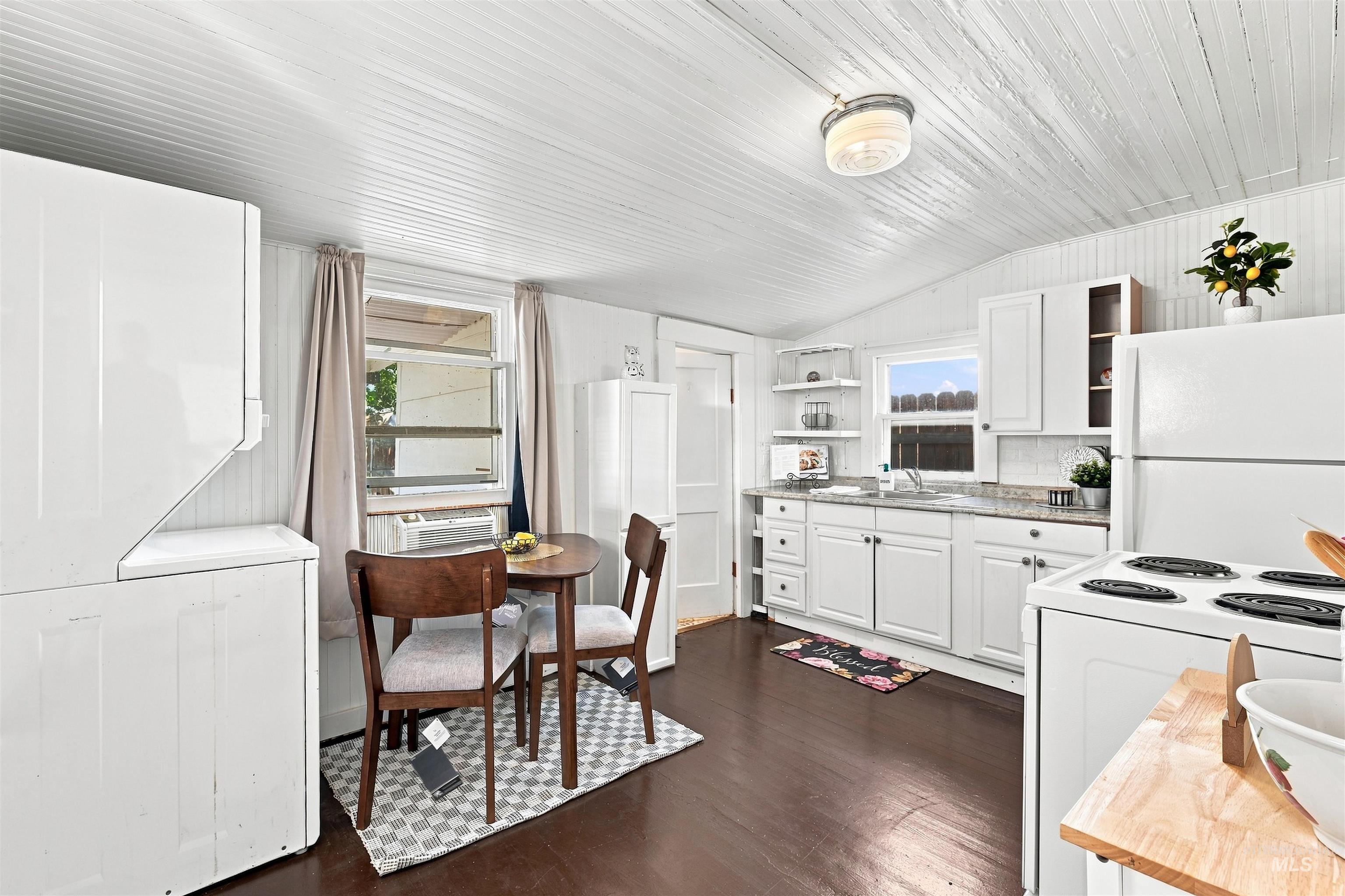 645 N 4Th E, Mountain Home, Idaho 83647, 2 Bedrooms, 1 Bathroom, Residential For Sale, Price $180,000,MLS 98998831
