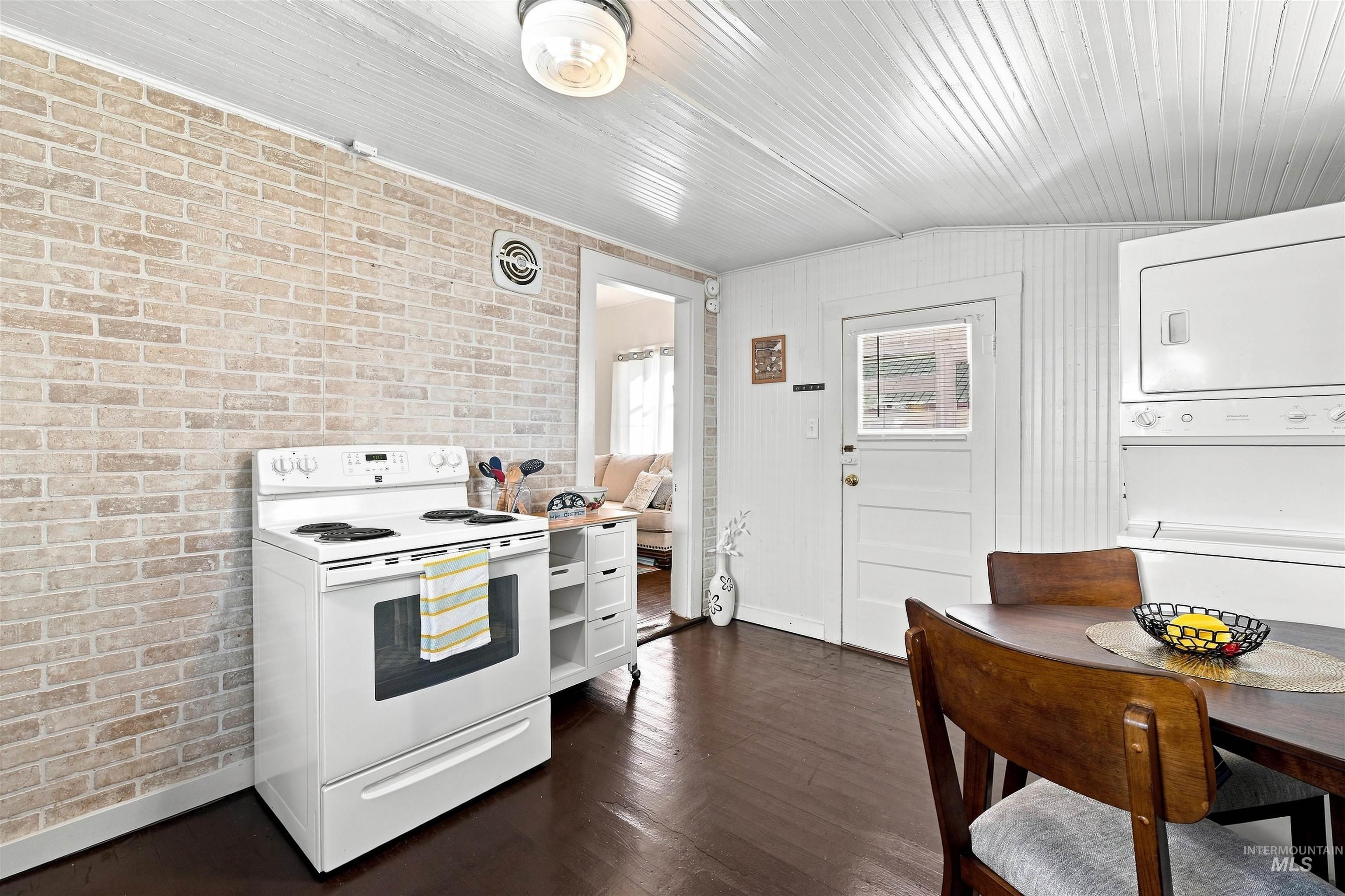 645 N 4Th E, Mountain Home, Idaho 83647, 2 Bedrooms, 1 Bathroom, Residential For Sale, Price $180,000,MLS 98998831