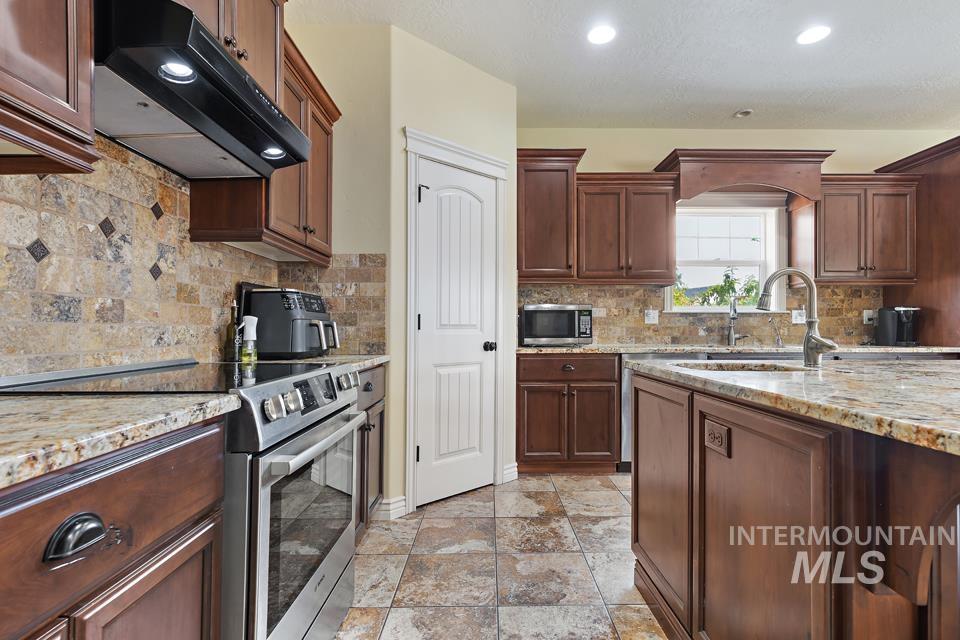 530 Syringa Falls Ct, Fruitland, Idaho 83619, 6 Bedrooms, 3 Bathrooms, Residential For Sale, Price $699,900,MLS 98998841