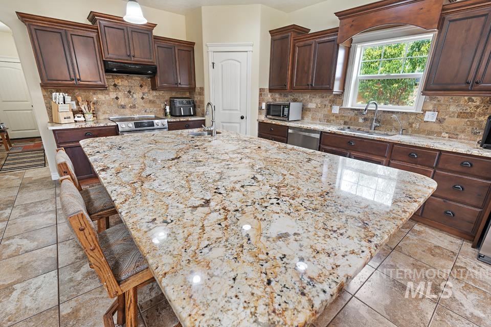 530 Syringa Falls Ct, Fruitland, Idaho 83619, 6 Bedrooms, 3 Bathrooms, Residential For Sale, Price $699,900,MLS 98998841