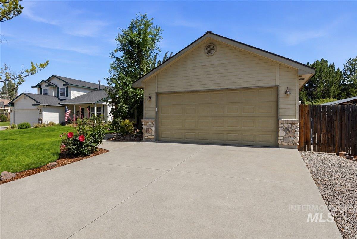 7766 Arlington Dr, Nampa, Idaho 83687, 3 Bedrooms, 2 Bathrooms, Residential For Sale, Price $459,000, 98998845