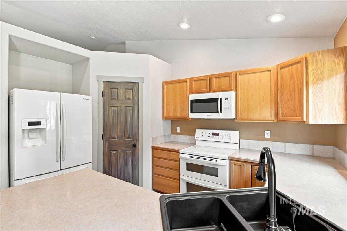 7766 Arlington Dr, Nampa, Idaho 83687, 3 Bedrooms, 2 Bathrooms, Residential For Sale, Price $459,000, 98998845