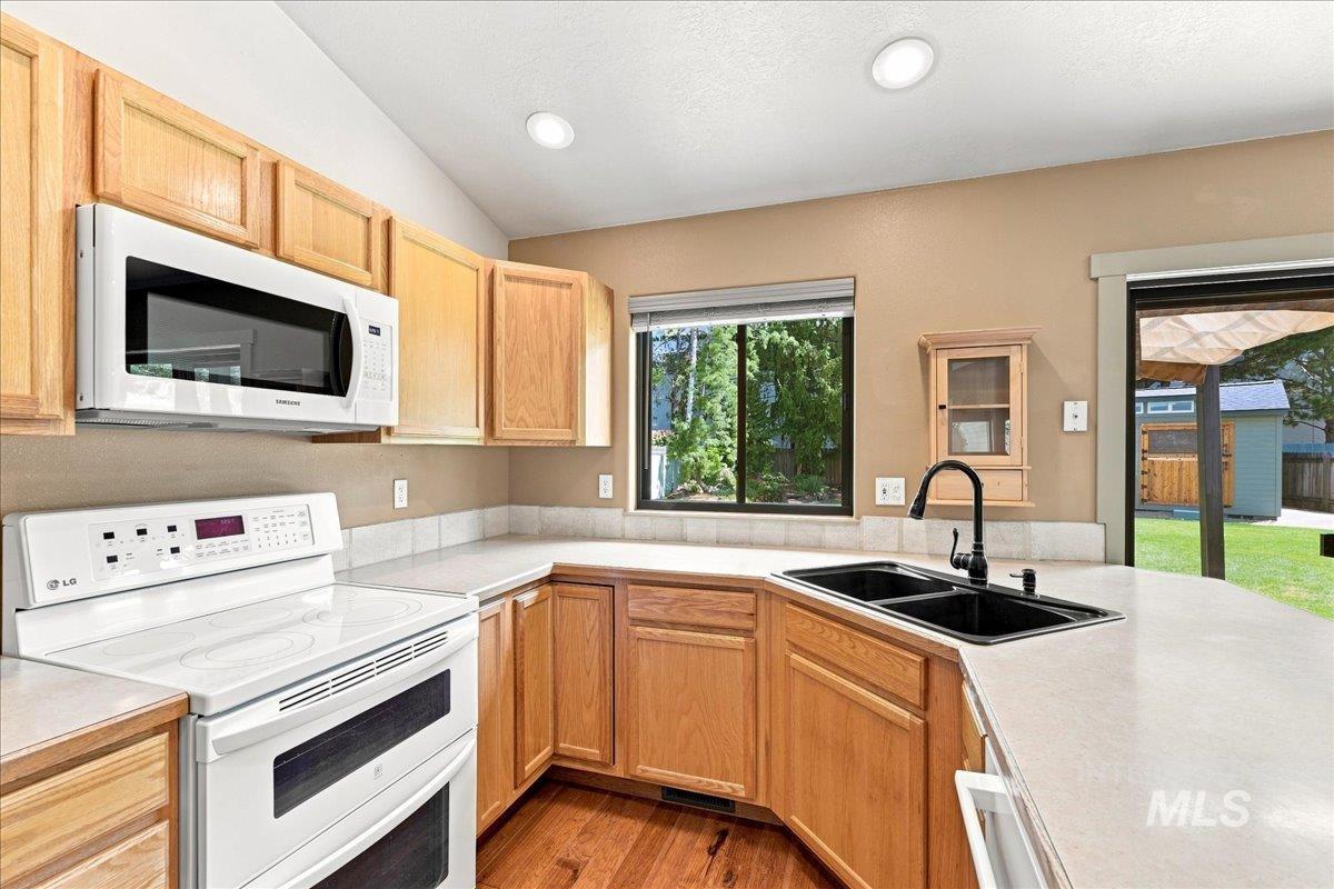 7766 Arlington Dr, Nampa, Idaho 83687, 3 Bedrooms, 2 Bathrooms, Residential For Sale, Price $459,000, 98998845