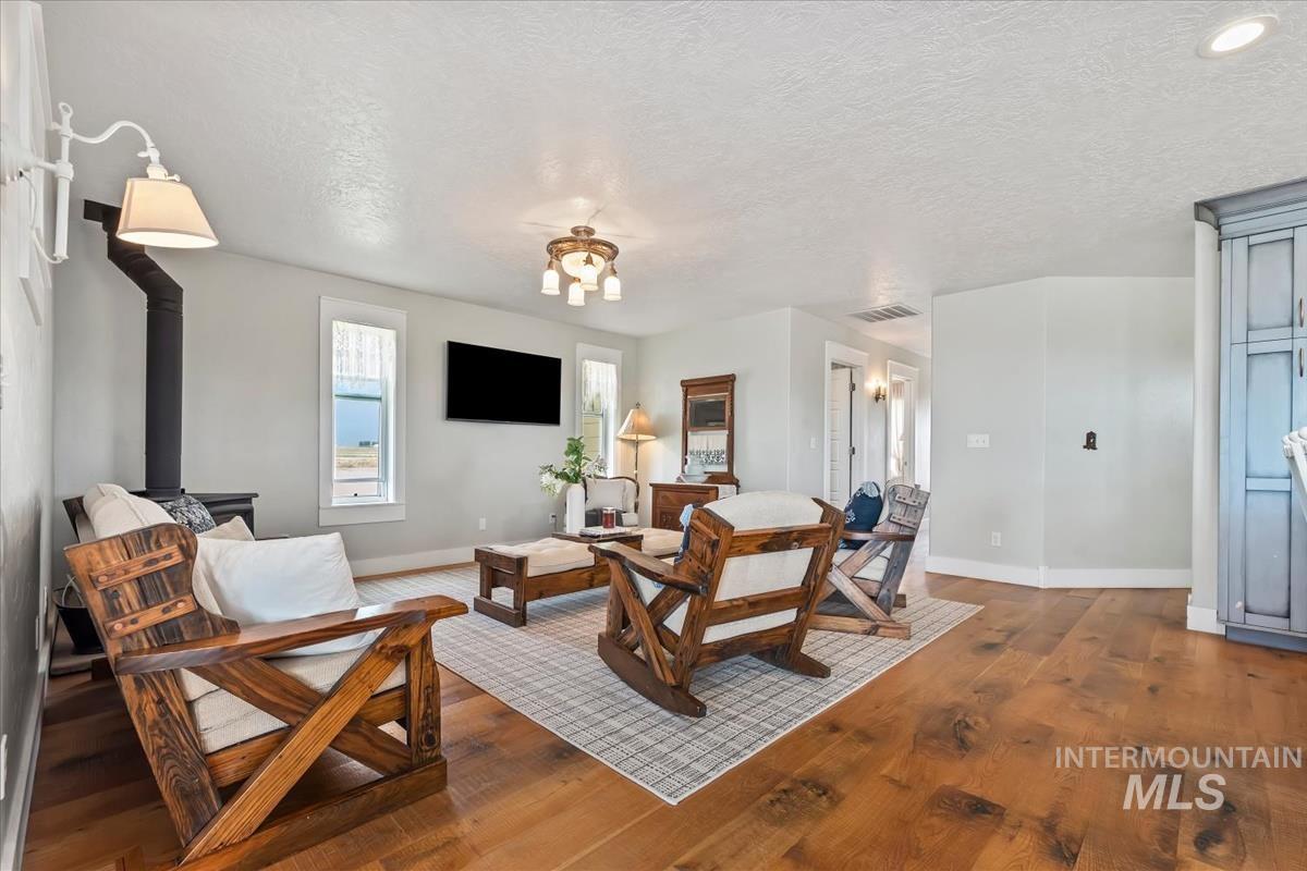 8018 Stage Coach Rd, Melba, Idaho 83641, 2 Bedrooms, 2.5 Bathrooms, Residential For Sale, Price $1,425,000,MLS 98998850