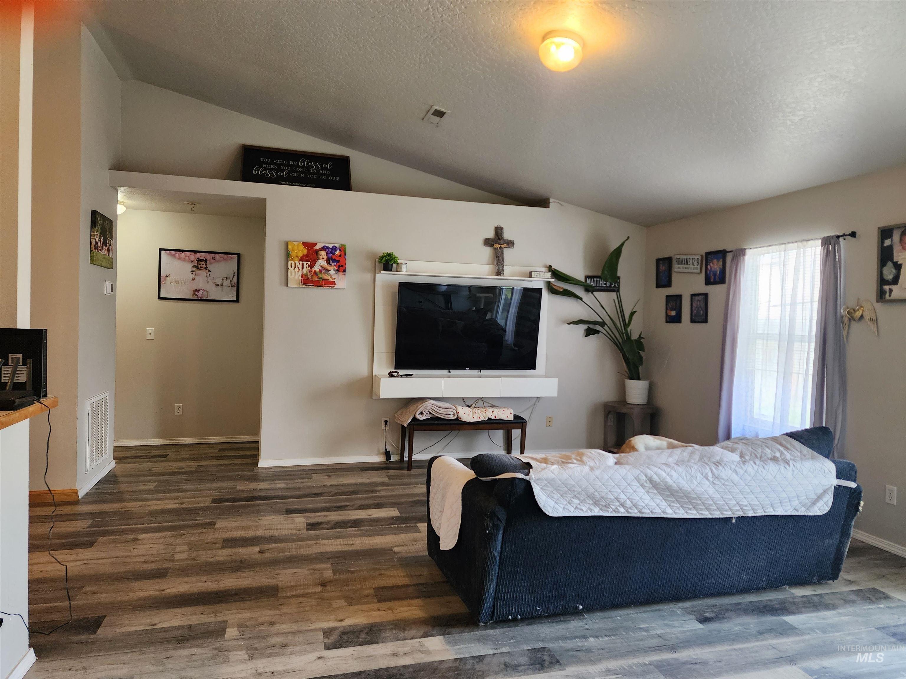 222 Middlepark Way, Caldwell, Idaho 83605, 3 Bedrooms, 2 Bathrooms, Residential For Sale, Price $329,900,MLS 98998851