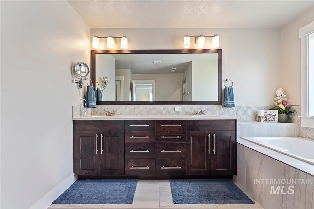 1660 Loch Ness Ave., Middleton, Idaho 83644, 5 Bedrooms, 2.5 Bathrooms, Residential For Sale, Price $585,000,MLS 98998855