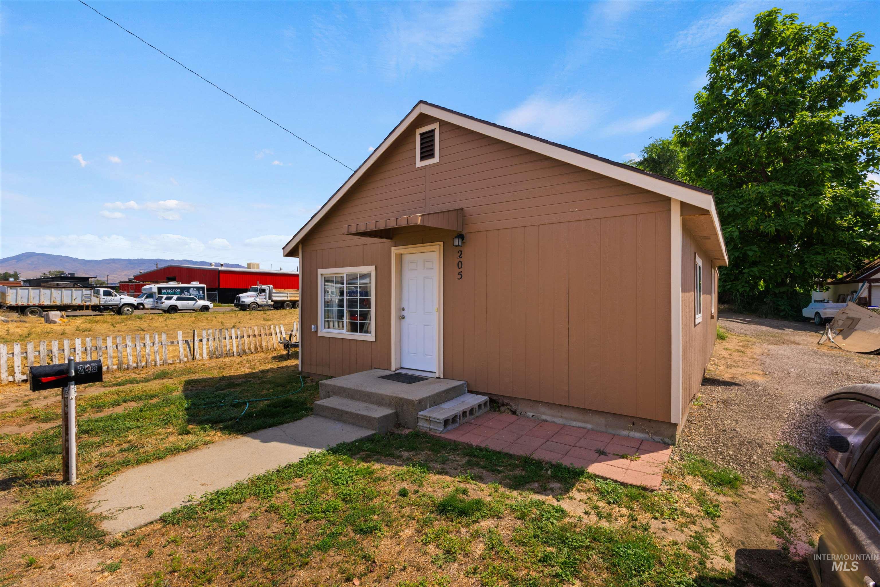 205 W 35Th St, Garden City, Idaho 83714, 2 Bedrooms, 1 Bathroom, Residential For Sale, Price $326,000,MLS 98998860