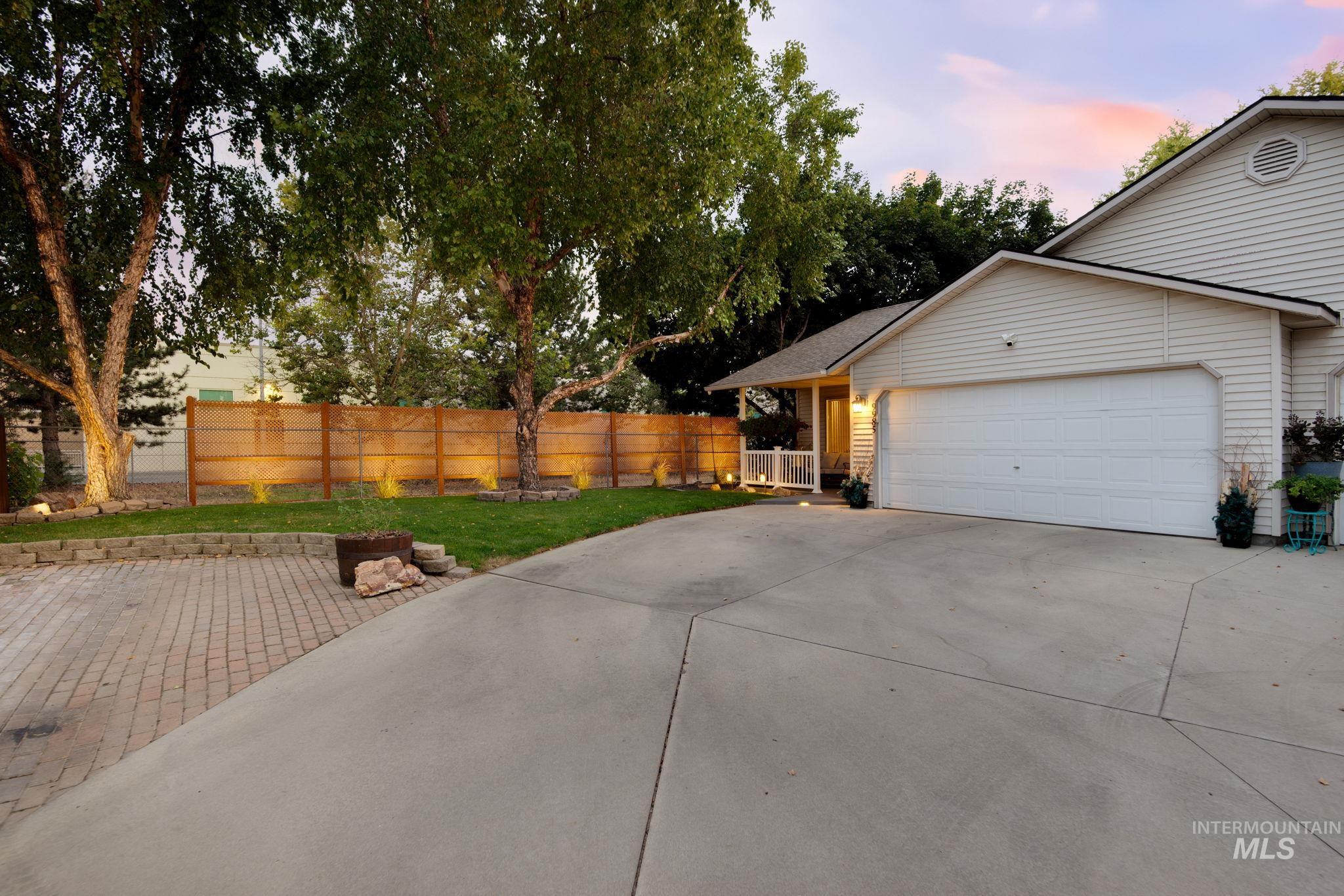 9985 W Mesquite Ct, Boise, Idaho 83704, 2 Bedrooms, 2 Bathrooms, Residential For Sale, Price $399,900,MLS 98998867