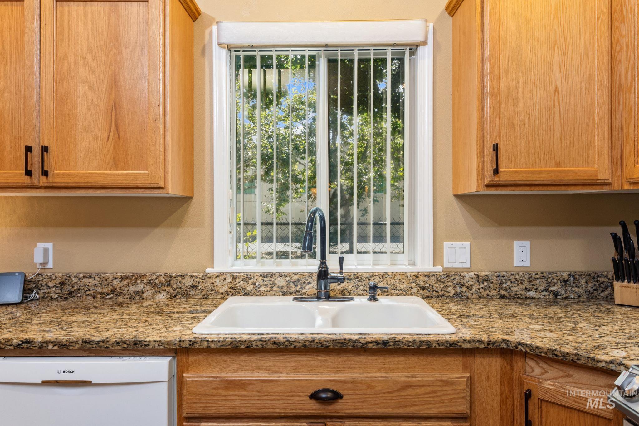 9985 W Mesquite Ct, Boise, Idaho 83704, 2 Bedrooms, 2 Bathrooms, Residential For Sale, Price $399,900,MLS 98998867