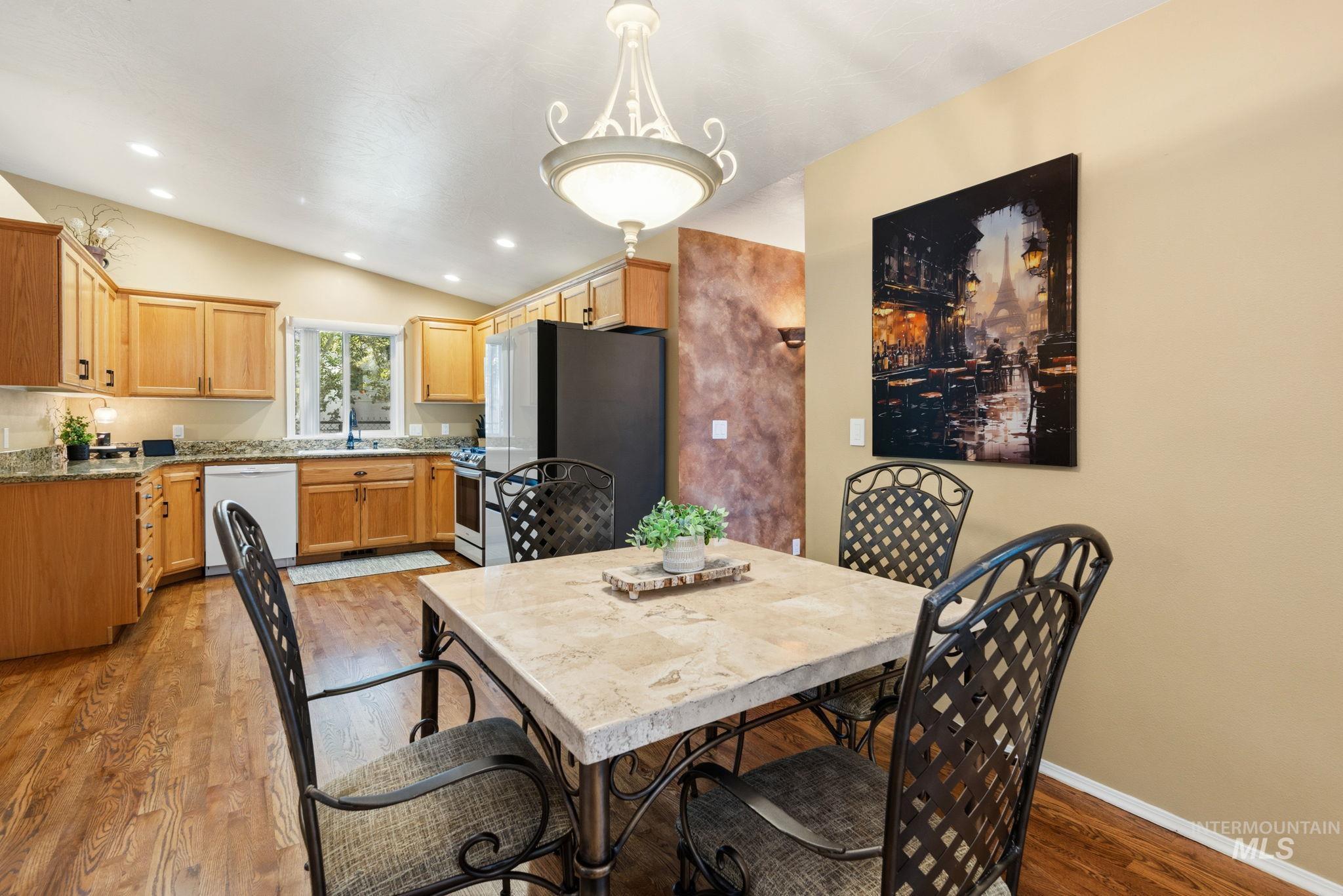 9985 W Mesquite Ct, Boise, Idaho 83704, 2 Bedrooms, 2 Bathrooms, Residential For Sale, Price $399,900,MLS 98998867