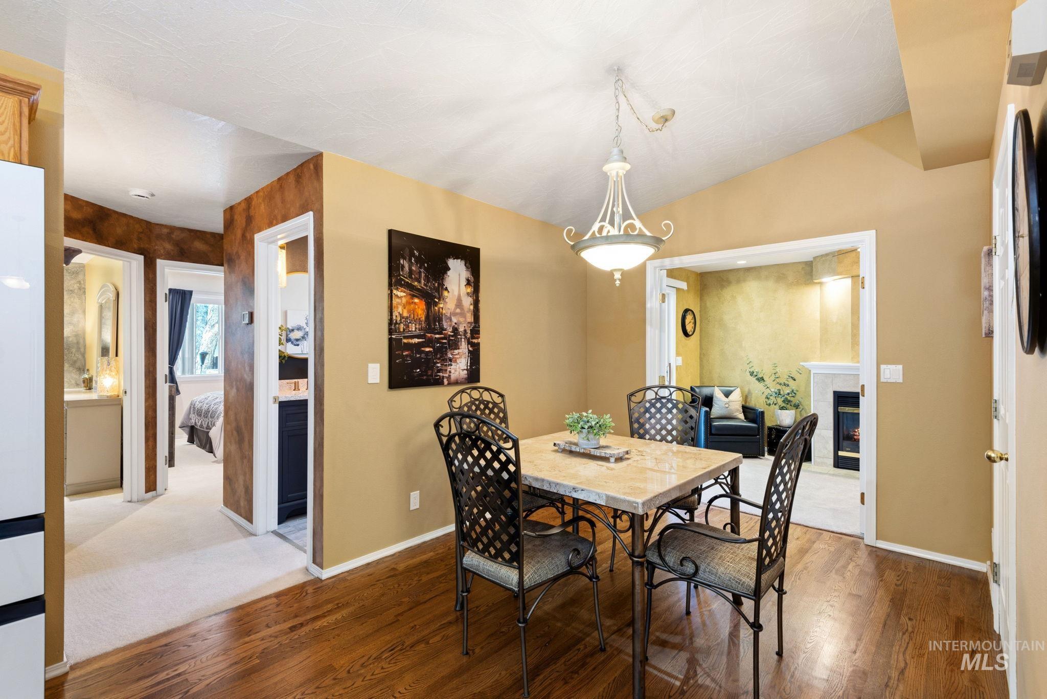 9985 W Mesquite Ct, Boise, Idaho 83704, 2 Bedrooms, 2 Bathrooms, Residential For Sale, Price $399,900,MLS 98998867