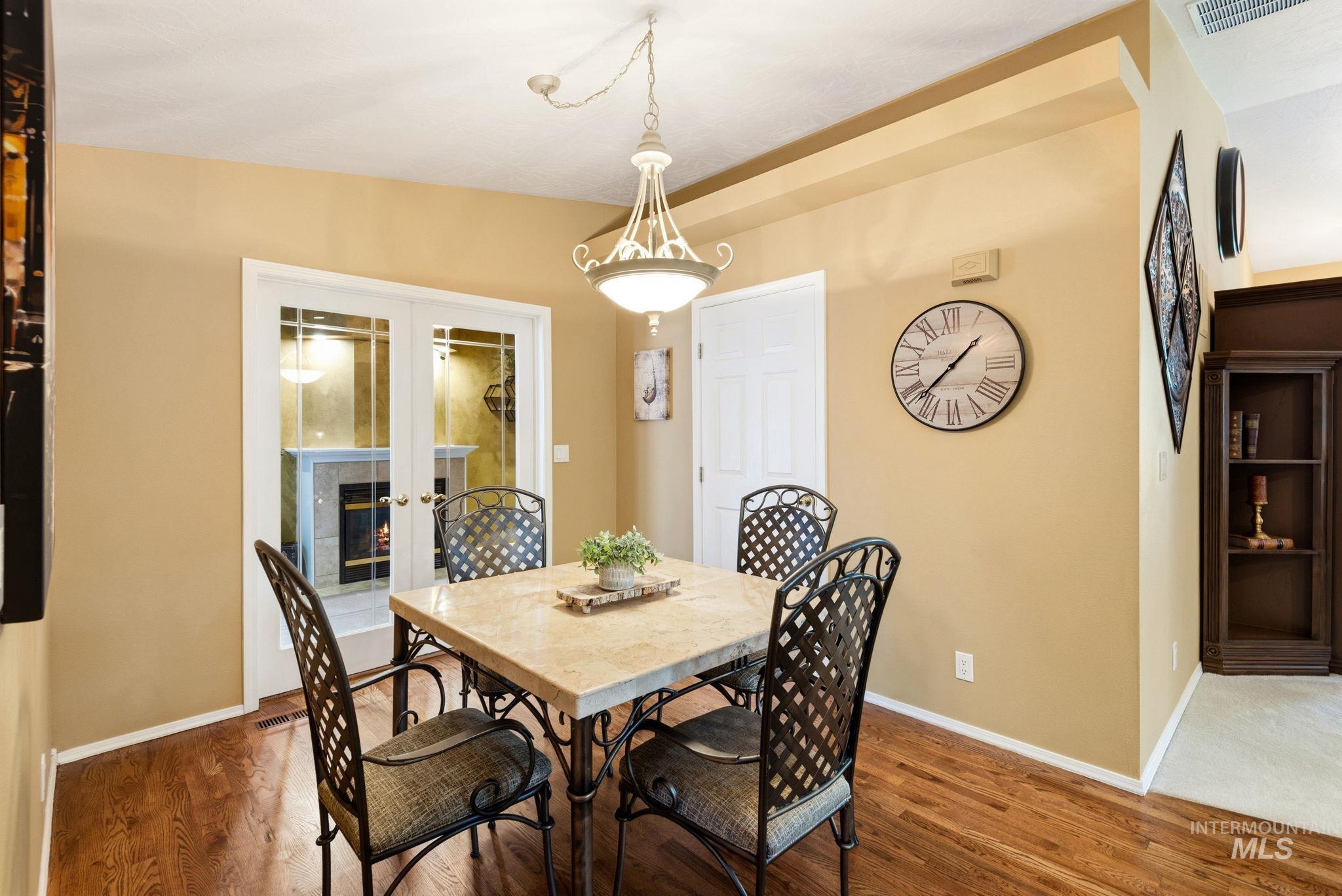 9985 W Mesquite Ct, Boise, Idaho 83704, 2 Bedrooms, 2 Bathrooms, Residential For Sale, Price $399,900,MLS 98998867