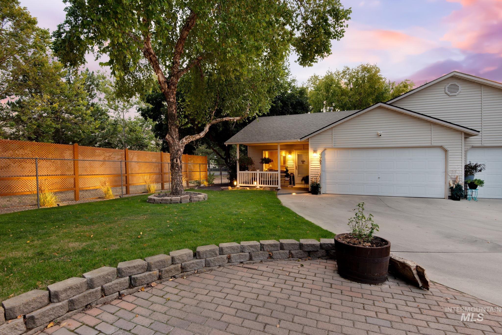 9985 W Mesquite Ct, Boise, Idaho 83704, 2 Bedrooms, 2 Bathrooms, Residential For Sale, Price $399,900,MLS 98998867
