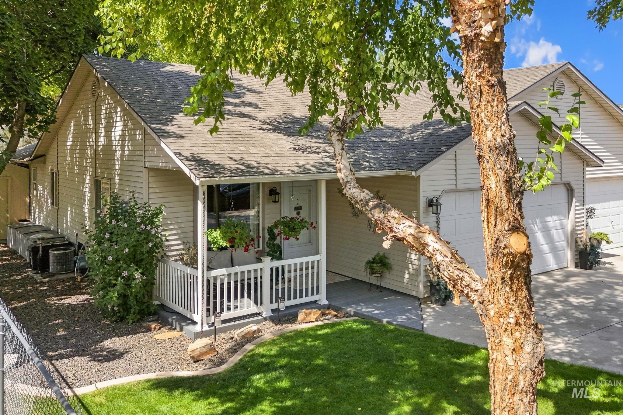 9985 W Mesquite Ct, Boise, Idaho 83704, 2 Bedrooms, 2 Bathrooms, Residential For Sale, Price $399,900,MLS 98998867