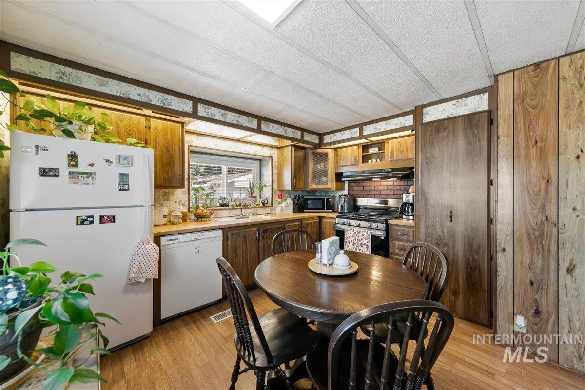 915 S Curtis Rd Trlr 68, Boise, Idaho 83705, 2 Bedrooms, 2 Bathrooms, Residential For Sale, Price $59,500,MLS 98998868