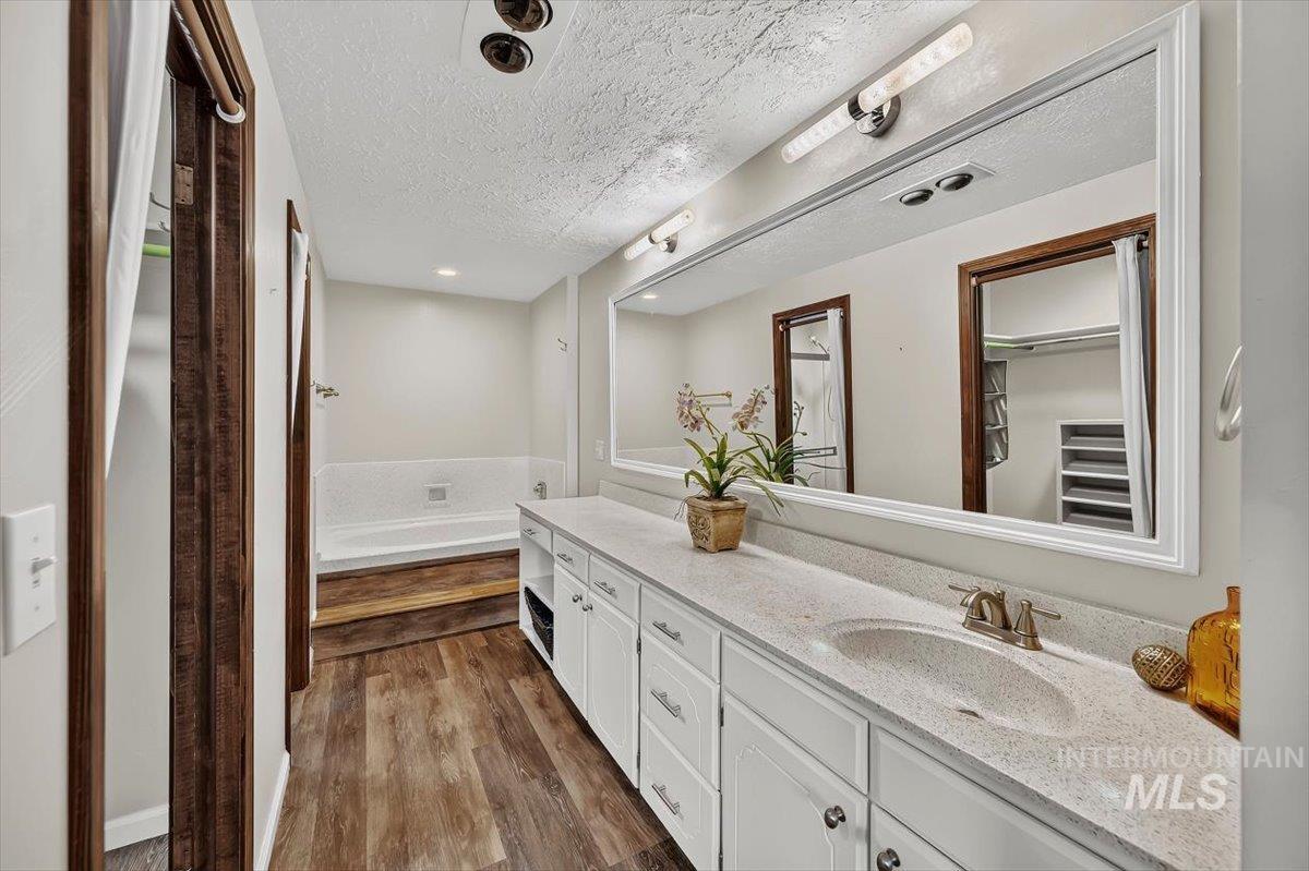 385 W Charlwood Ct, Boise, Idaho 83706, 3 Bedrooms, 2.5 Bathrooms, Residential For Sale, Price $547,500,MLS 98998873