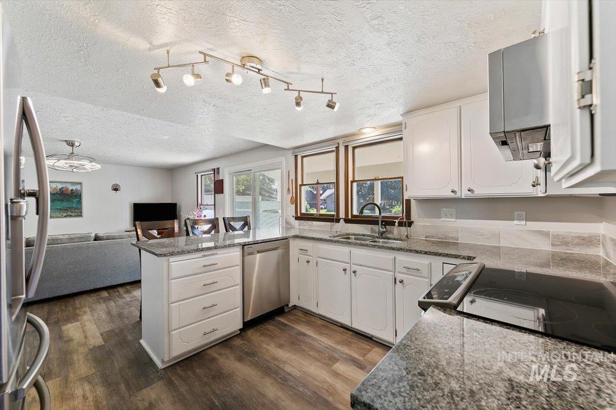 385 W Charlwood Ct, Boise, Idaho 83706, 3 Bedrooms, 2.5 Bathrooms, Residential For Sale, Price $547,500,MLS 98998873