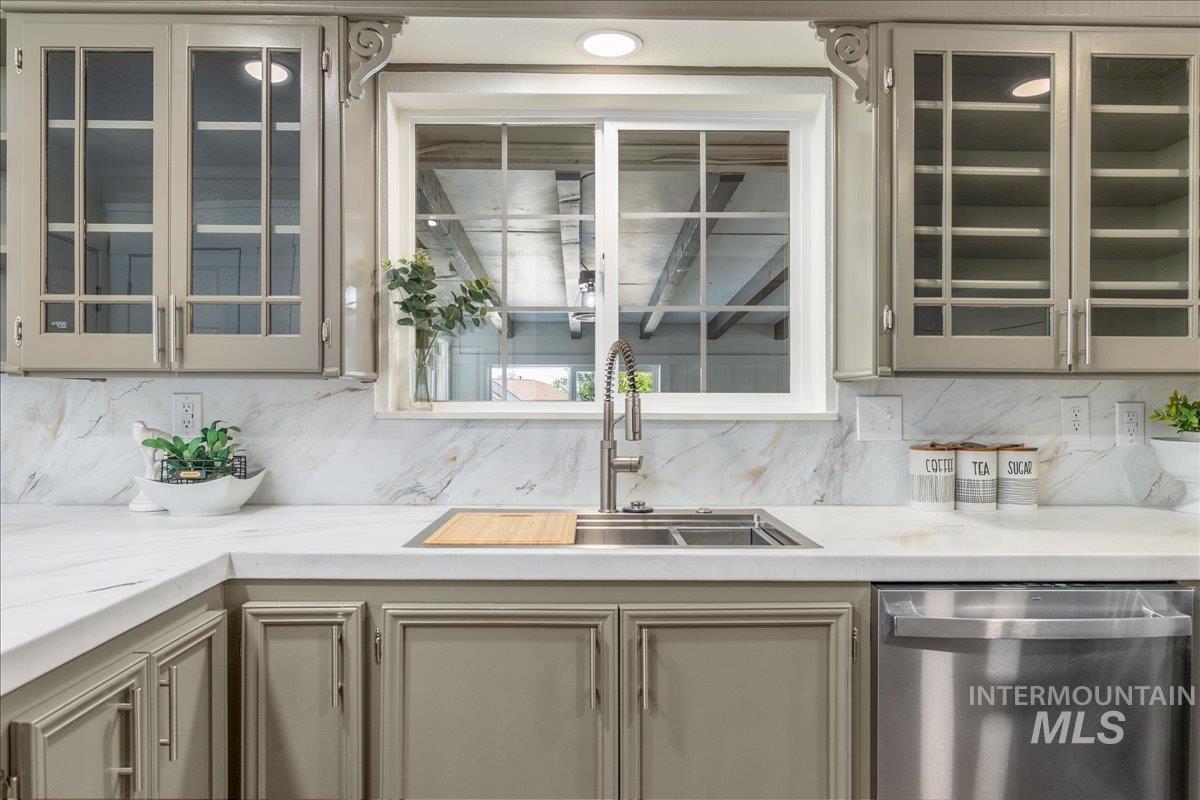 406 Lindenwood Dr, Nampa, Idaho 83686, 3 Bedrooms, 2 Bathrooms, Residential For Sale, Price $550,000,MLS 98998891