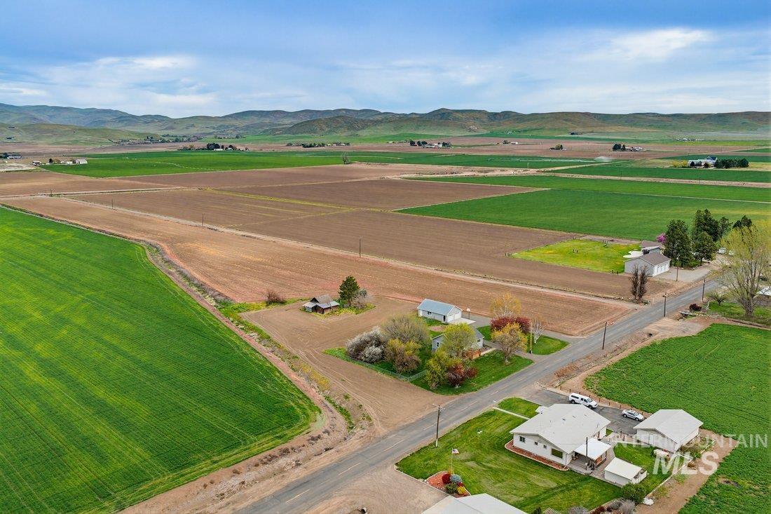 1112 Indianhead Rd, Weiser, Idaho 83672, 3 Bedrooms, 2 Bathrooms, Residential For Sale, Price $559,000,MLS 98998895