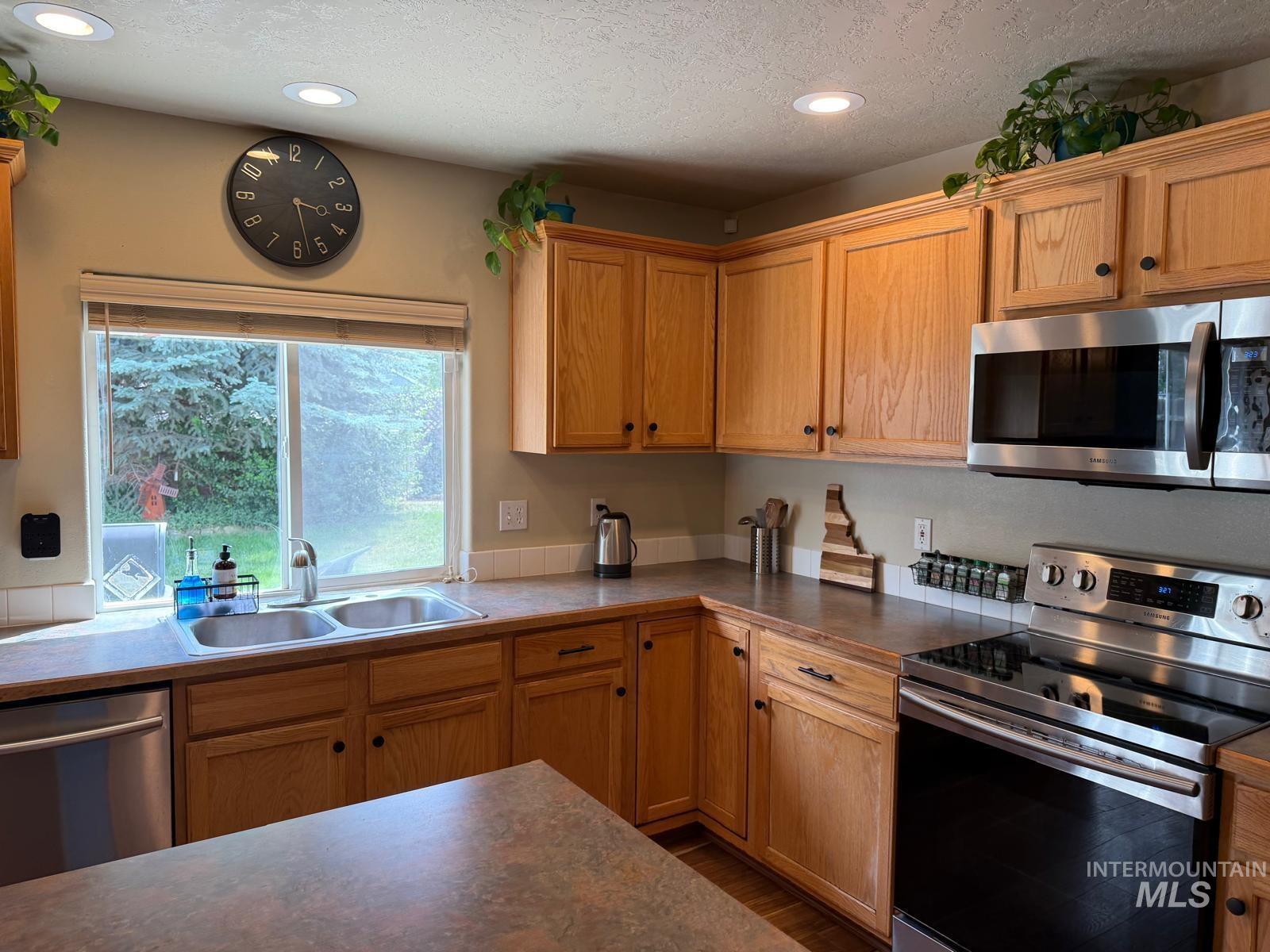 12105 W Kings Canyon St, Boise, Idaho 83709, 4 Bedrooms, 2.5 Bathrooms, Residential For Sale, Price $575,000,MLS 98998900