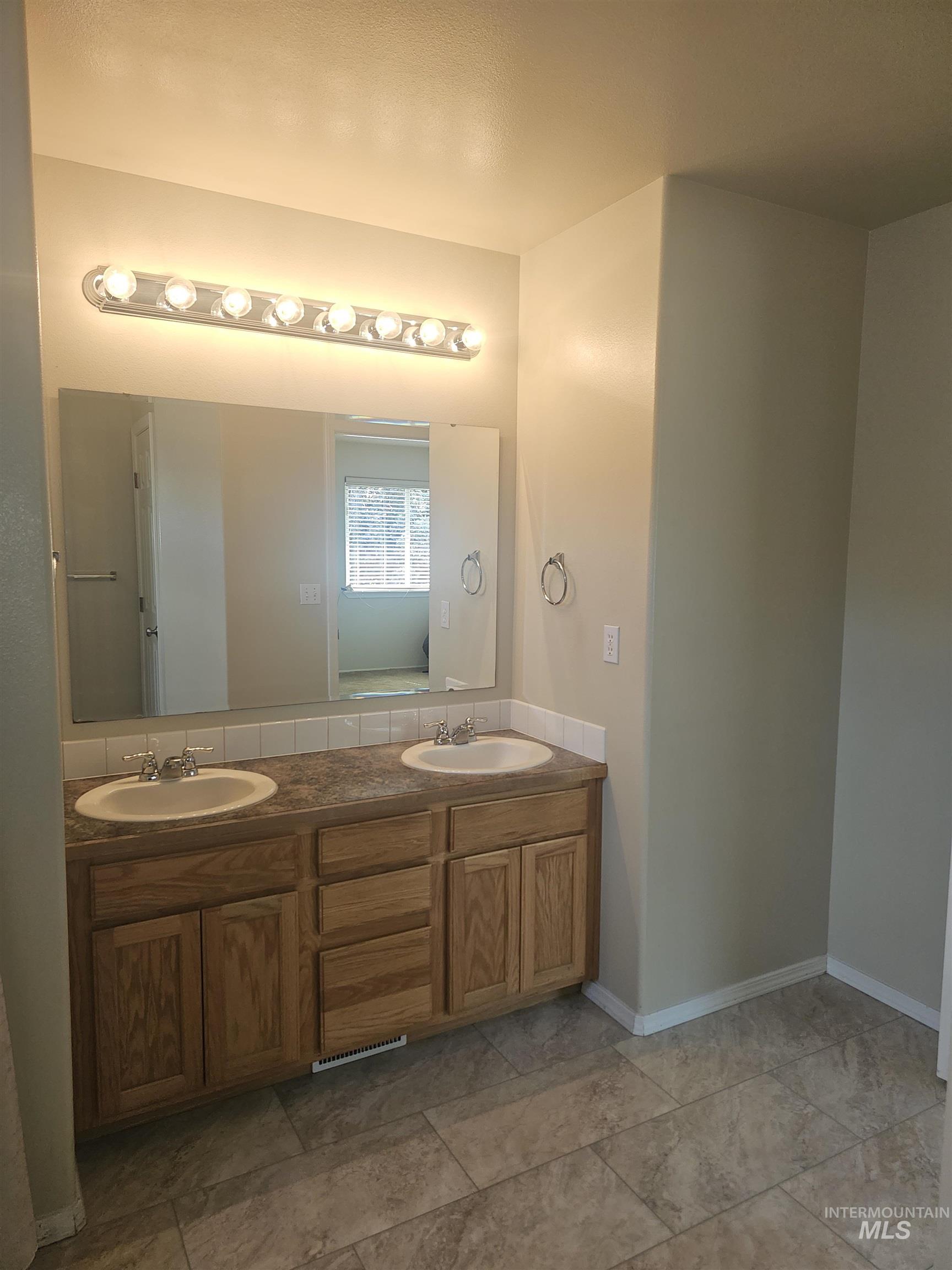 12105 W Kings Canyon St, Boise, Idaho 83709, 4 Bedrooms, 2.5 Bathrooms, Residential For Sale, Price $575,000, 98998900