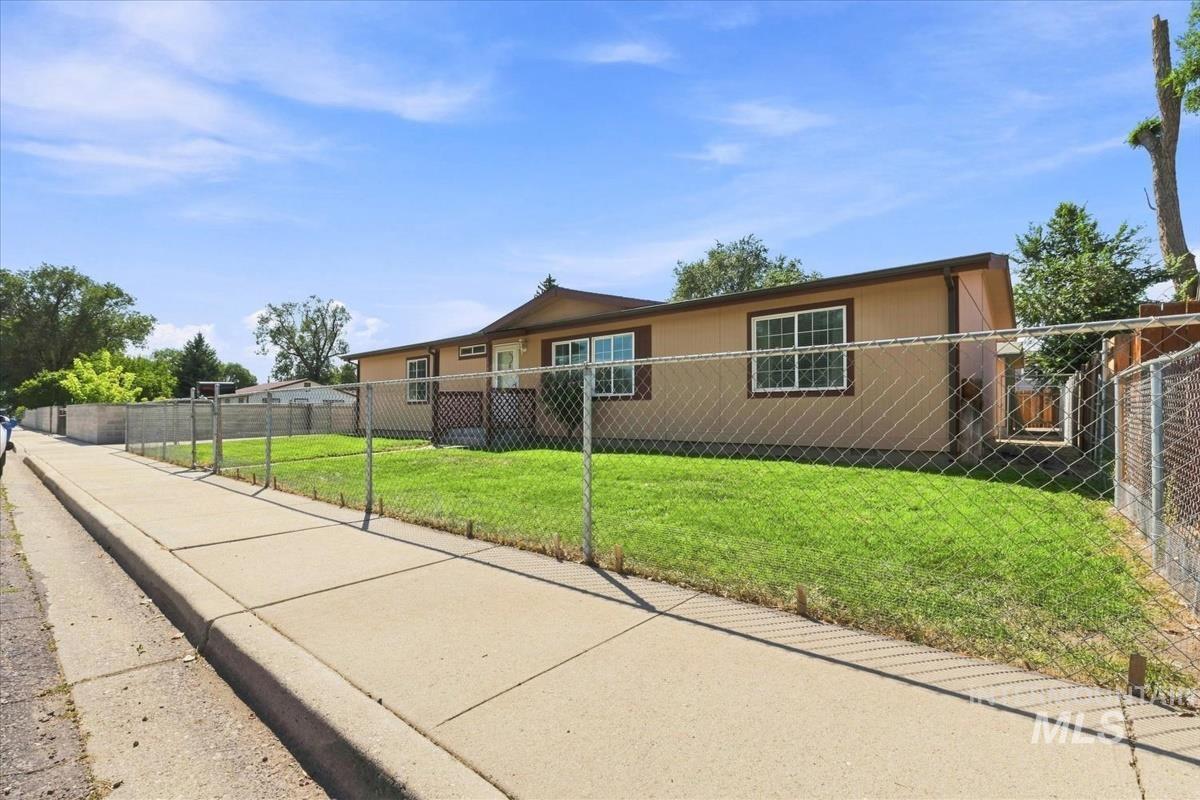 175 N 12th E, Mountain Home, Idaho 83647, 3 Bedrooms, 2 Bathrooms, Residential For Sale, Price $290,000,MLS 98998905