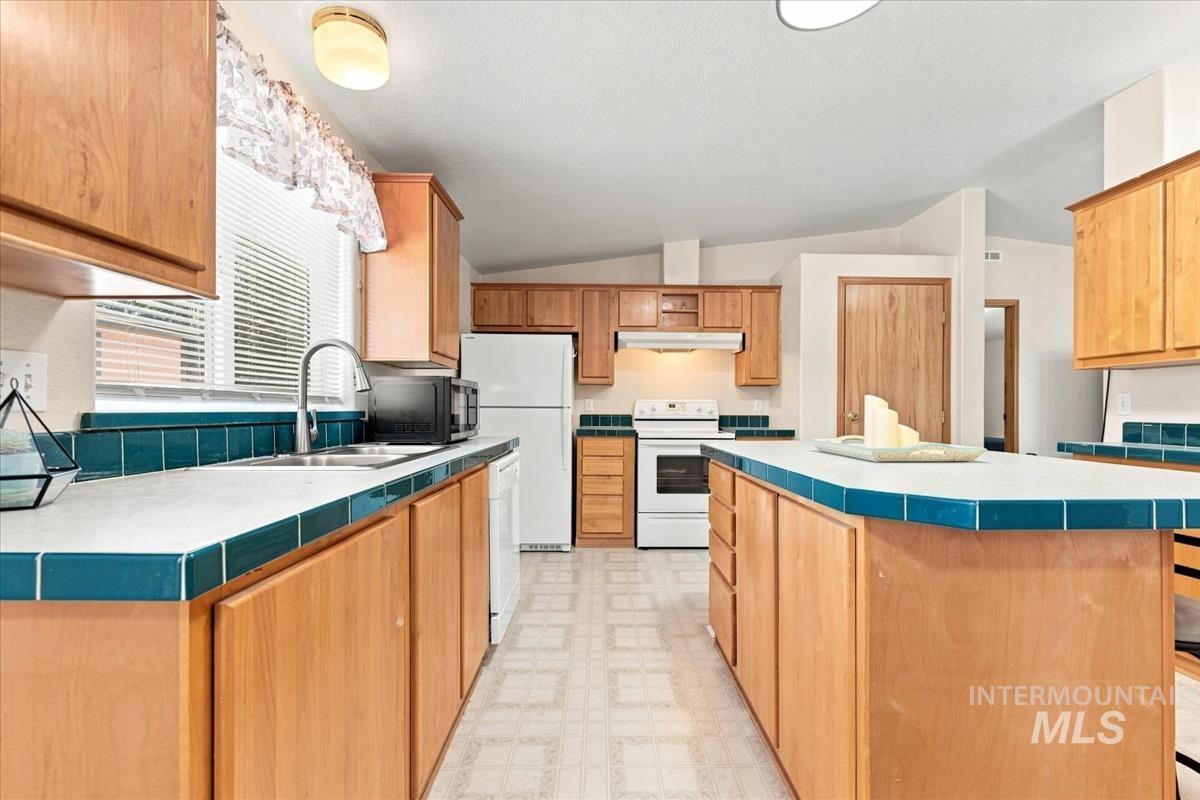 175 N 12th E, Mountain Home, Idaho 83647, 3 Bedrooms, 2 Bathrooms, Residential For Sale, Price $290,000,MLS 98998905