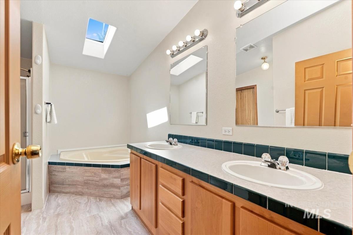 175 N 12th E, Mountain Home, Idaho 83647, 3 Bedrooms, 2 Bathrooms, Residential For Sale, Price $290,000,MLS 98998905